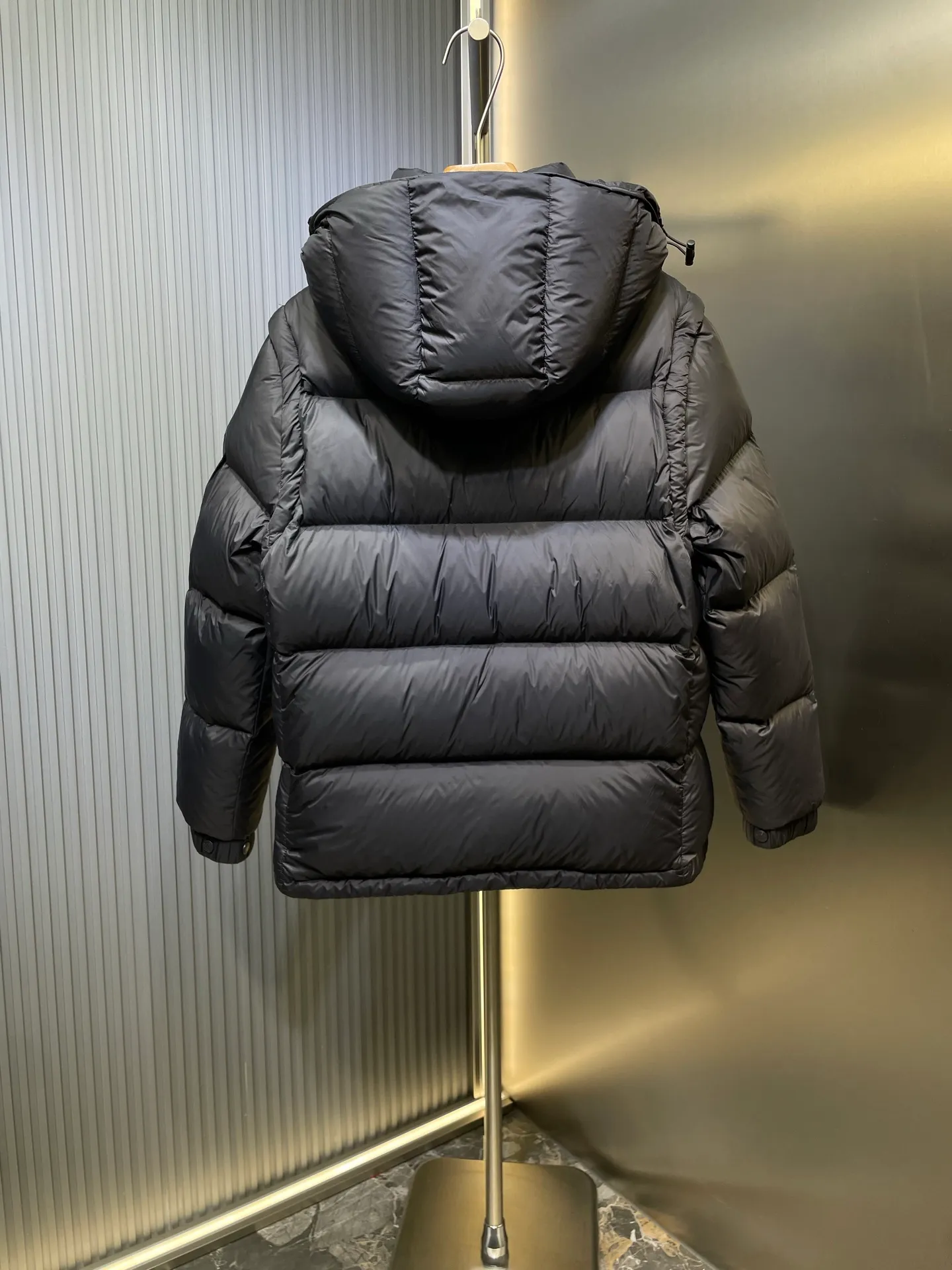 P1160 moncler 🌟Special grade 1940 autumn and winter new down jacket with detachable sleeves. Original customized hardware accessories are all imported and customized. Welcome to compare. Absolutely high quality. Made of top-grade 90 white duck down. Super soft. Filled with fluffy and full feathers. Super heavy-duty. Fabric workmanship and perfect pattern. Note that the fabric is super comfortable. Exclusive model. Non-market product. Same size for men and women. Size: 12345