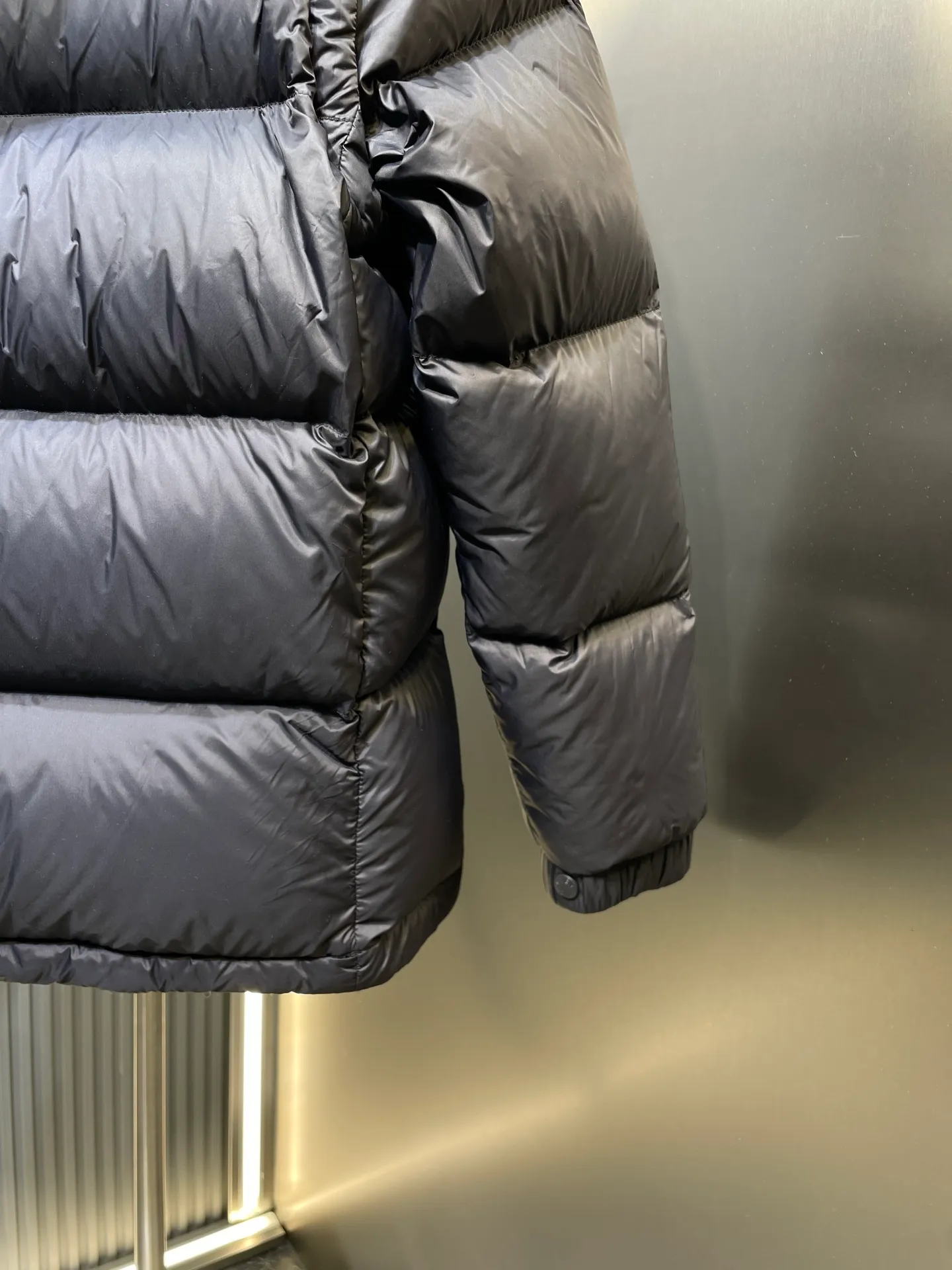 P1160 moncler 🌟Special grade 1940 autumn and winter new down jacket with detachable sleeves. Original customized hardware accessories are all imported and customized. Welcome to compare. Absolutely high quality. Made of top-grade 90 white duck down. Super soft. Filled with fluffy and full feathers. Super heavy-duty. Fabric workmanship and perfect pattern. Note that the fabric is super comfortable. Exclusive model. Non-market product. Same size for men and women. Size: 12345