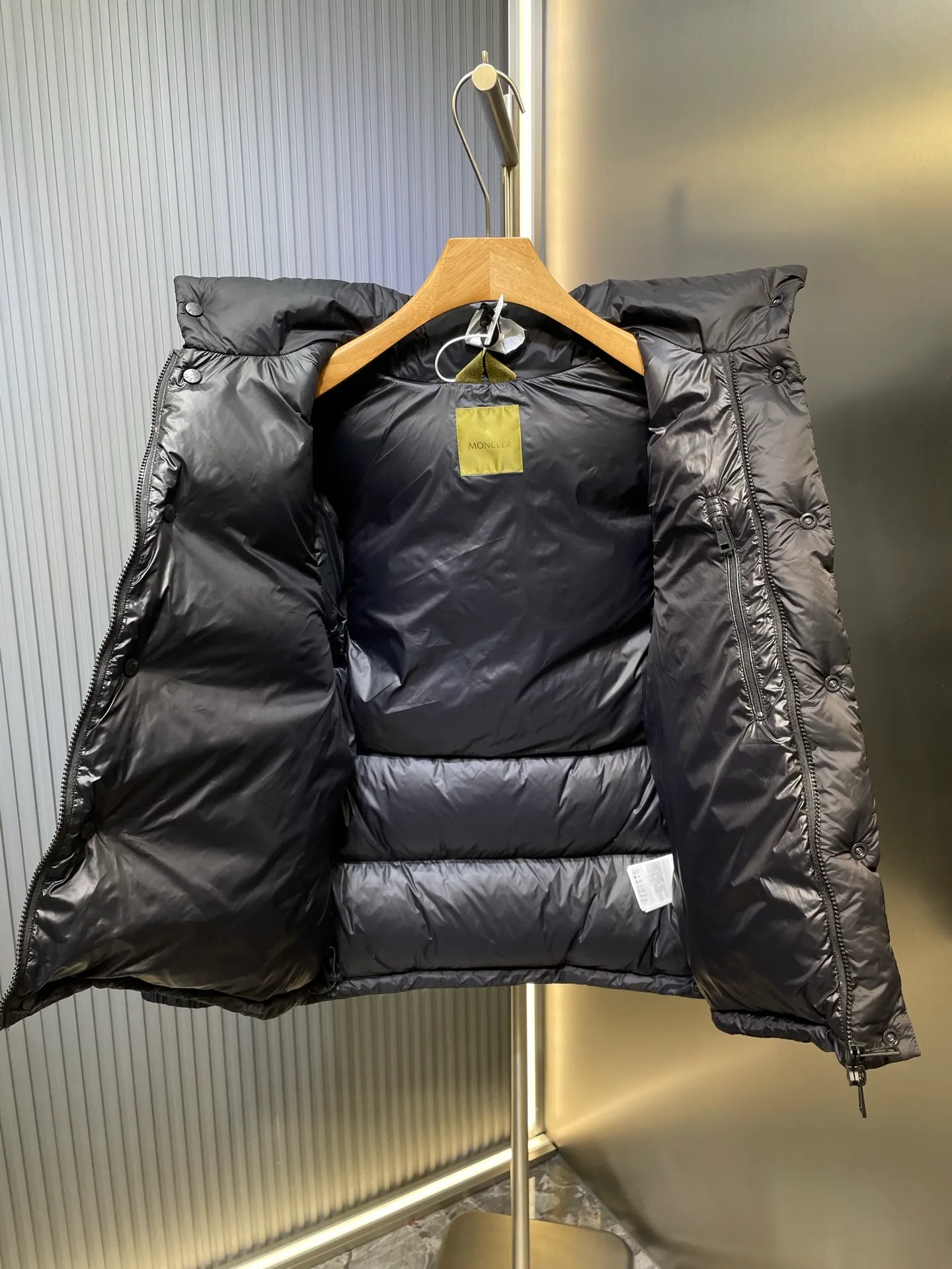 P1160 moncler 🌟Special grade 1940 autumn and winter new down jacket with detachable sleeves. Original customized hardware accessories are all imported and customized. Welcome to compare. Absolutely high quality. Made of top-grade 90 white duck down. Super soft. Filled with fluffy and full feathers. Super heavy-duty. Fabric workmanship and perfect pattern. Note that the fabric is super comfortable. Exclusive model. Non-market product. Same size for men and women. Size: 12345
