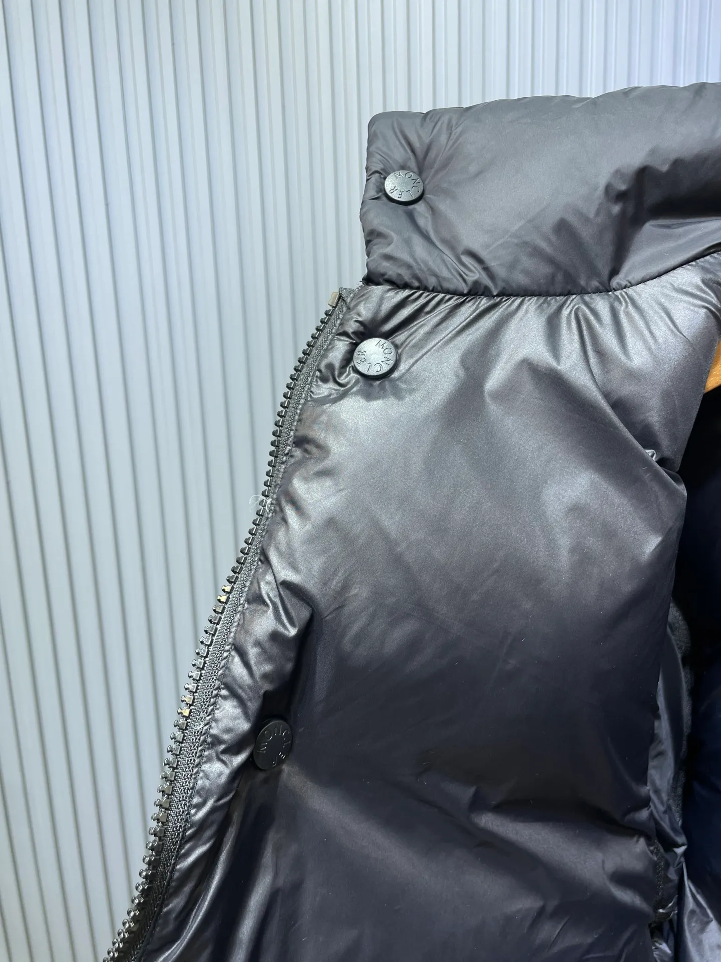 P1160 moncler 🌟Special grade 1940 autumn and winter new down jacket with detachable sleeves. Original customized hardware accessories are all imported and customized. Welcome to compare. Absolutely high quality. Made of top-grade 90 white duck down. Super soft. Filled with fluffy and full feathers. Super heavy-duty. Fabric workmanship and perfect pattern. Note that the fabric is super comfortable. Exclusive model. Non-market product. Same size for men and women. Size: 12345
