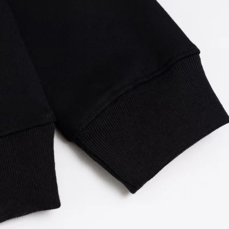 P240 Recommend the most popular Moncler masked 380g printed terry crew neck sweatshirt. Breathable pure cotton fabric. The texture is very soft and comfortable. No shrinkage, no deformation, no pilling). Original customized accessories. Collar label. Wash mark. Hang tag. Packaging (perfect details). Color: White. Black. Size: XS S M L.