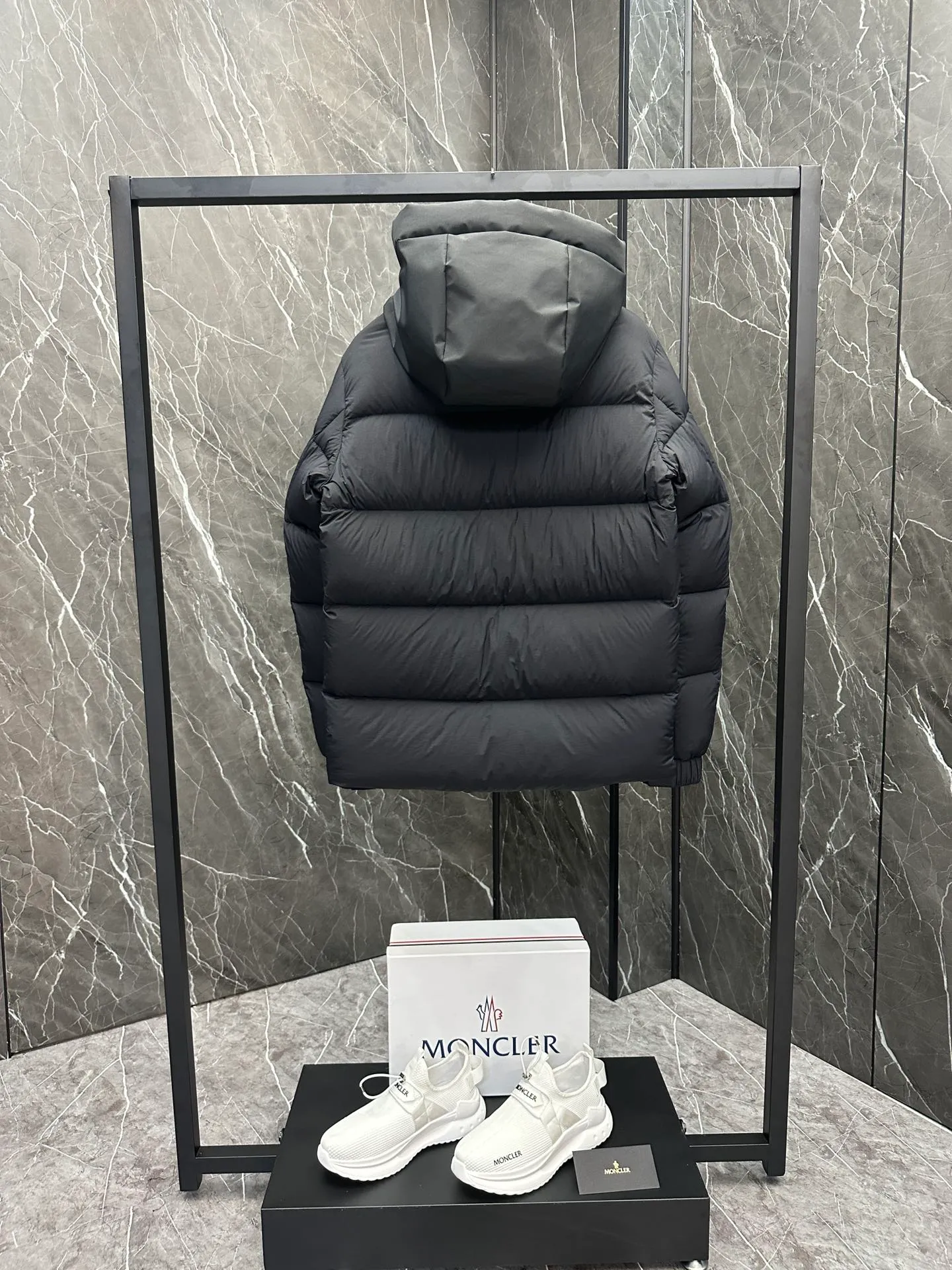 P760 ⬆️Moncler Madeira Black Warrior Short Men's Down Jacket Jacket (⚠️You can compare my products with the whole network, if you lose, I will give it to you for free❗️❗️) Madeira men's short down jacket is specially designed for adventure, bringing you warmth and care.  The Madeira short down jacket is designed for modern men who value functionality and aesthetics, and is suitable for many occasions such as street or skiing. Made from functional, tight nylon longue saison fabric with a padded hood and windshield for added protection. Details •Made in longue saison fabric •Nylon laqué lining •Filled with down •Hood •Embossed logo lettering •Snap and zipper closure •Pockets with zippers and snaps •Elastic drawstring hem •Logo patch Size: 1-5 Available in three colors Style No. D9878067680