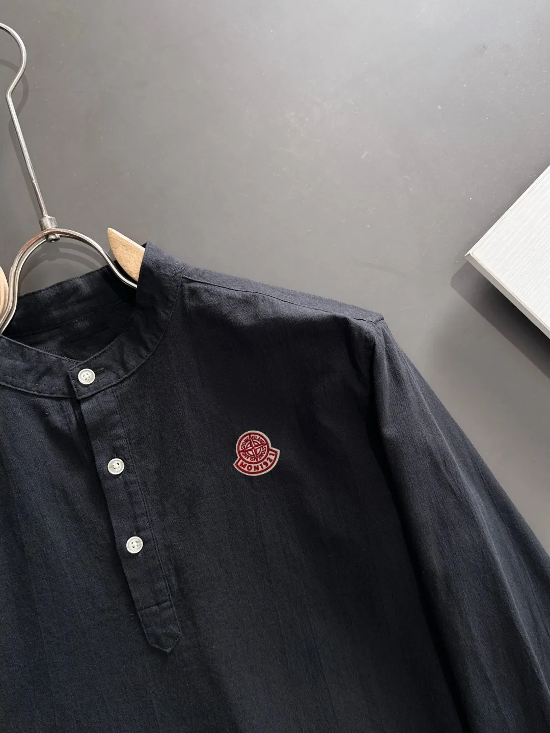 Next day shipment P360 MONCLER/Mongolian joint Stone Island Exclusive launch of 25ss new autumn and winter long sleeves Many celebrities have the same style. Craftsmanship that ordinary small workshops cannot copy. We are not afraid of any challenges in terms of materials, detail restoration and craftsmanship, just to provide you with wonderful products. Compare the top original versions at will. No expense is spared just to make it better. Unique imported fabric feel. Purely imported German machine production. Precision operation and 10,000-needle density. A complete set of new accessories with three standards for simultaneous customization. The upper body is versatile and fashionable. It is a perfect choice for autumn and winter. It is a must-have item. Size chart: M to XXXL (or please state your height and weight when placing an order)
