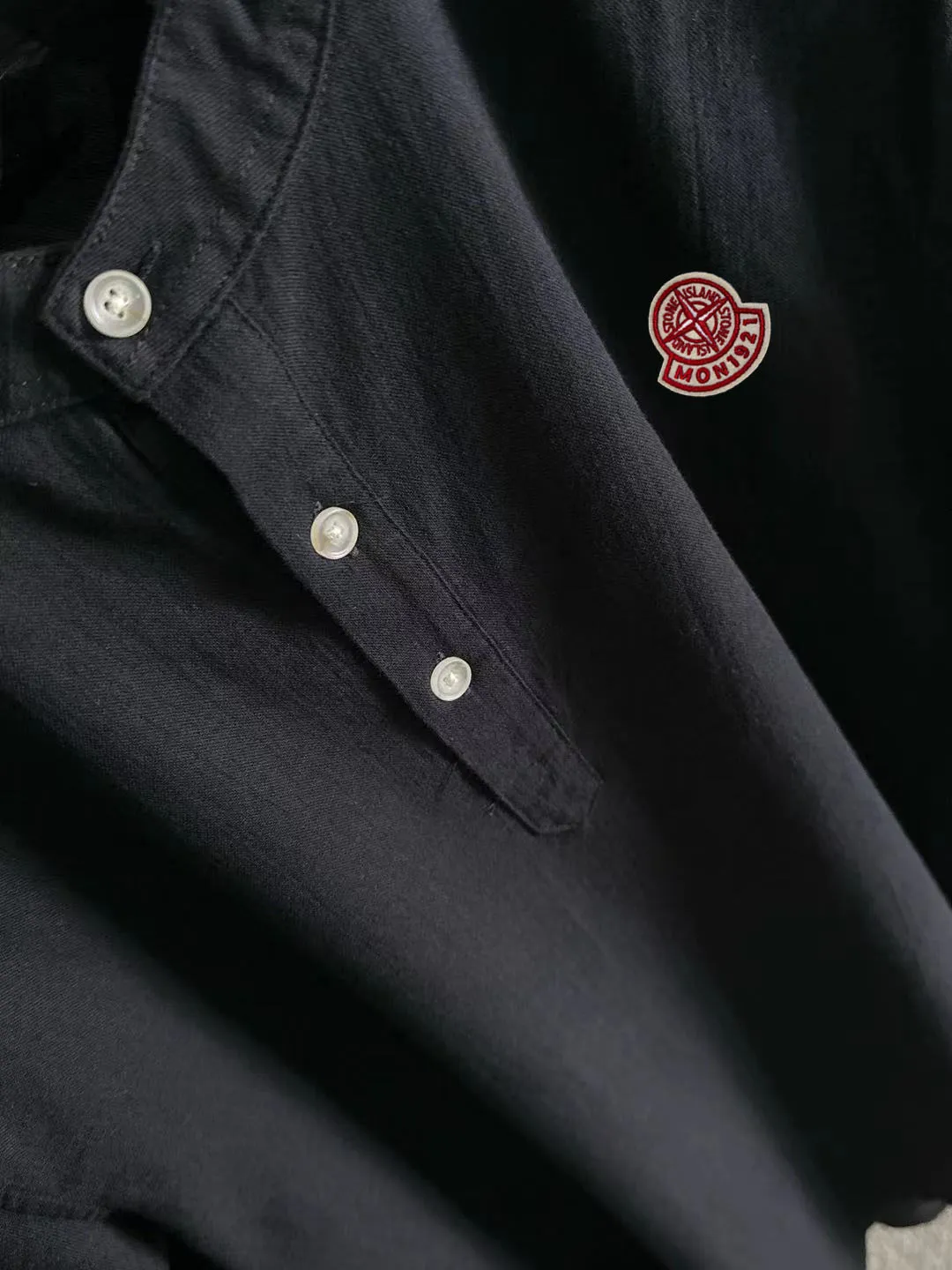Next day shipment P360 MONCLER/Mongolian joint Stone Island Exclusive launch of 25ss new autumn and winter long sleeves Many celebrities have the same style. Craftsmanship that ordinary small workshops cannot copy. We are not afraid of any challenges in terms of materials, detail restoration and craftsmanship, just to provide you with wonderful products. Compare the top original versions at will. No expense is spared just to make it better. Unique imported fabric feel. Purely imported German machine production. Precision operation and 10,000-needle density. A complete set of new accessories with three standards for simultaneous customization. The upper body is versatile and fashionable. It is a perfect choice for autumn and winter. It is a must-have item. Size chart: M to XXXL (or please state your height and weight when placing an order)