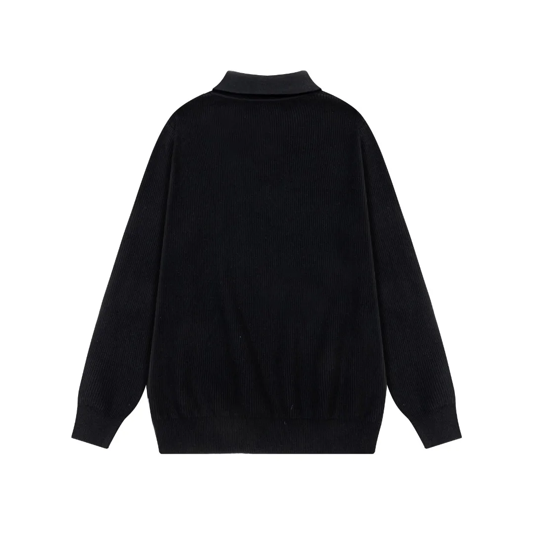 P250 Moncler masked zipper lapel sweater, the latest 2025 casual Polo wool sweater.  The texture is delicate, soft and comfortable, skin-friendly and warm, not easy to deform, simple and high-end style, and the logo on the chest is very exquisite and perfect! The upper body effect is very strong 👍 Color: black, gray Size: S-XL