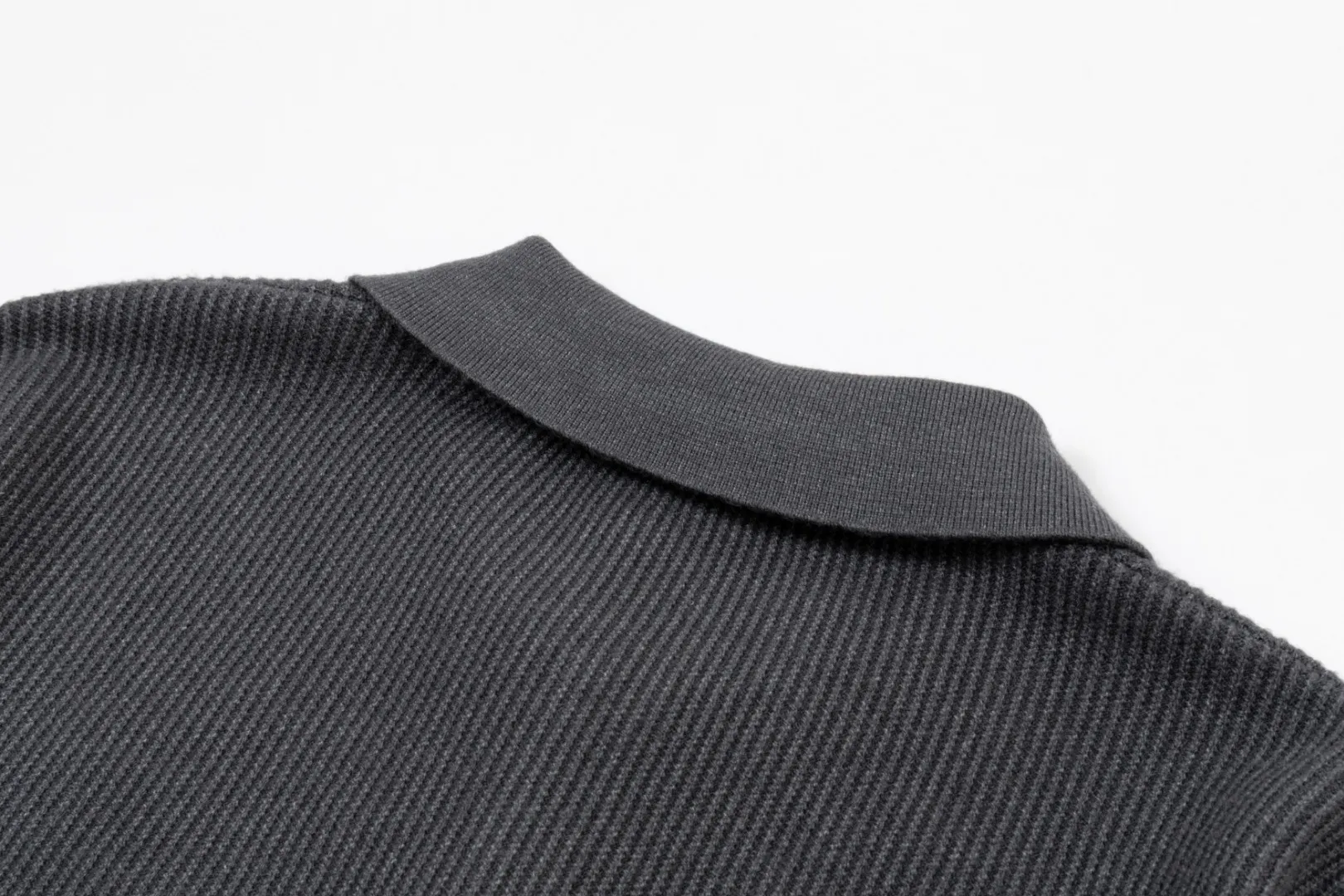 P250 Moncler masked zipper lapel sweater, the latest 2025 casual Polo wool sweater.  The texture is delicate, soft and comfortable, skin-friendly and warm, not easy to deform, simple and high-end style, and the logo on the chest is very exquisite and perfect! The upper body effect is very strong 👍 Color: black, gray Size: S-XL