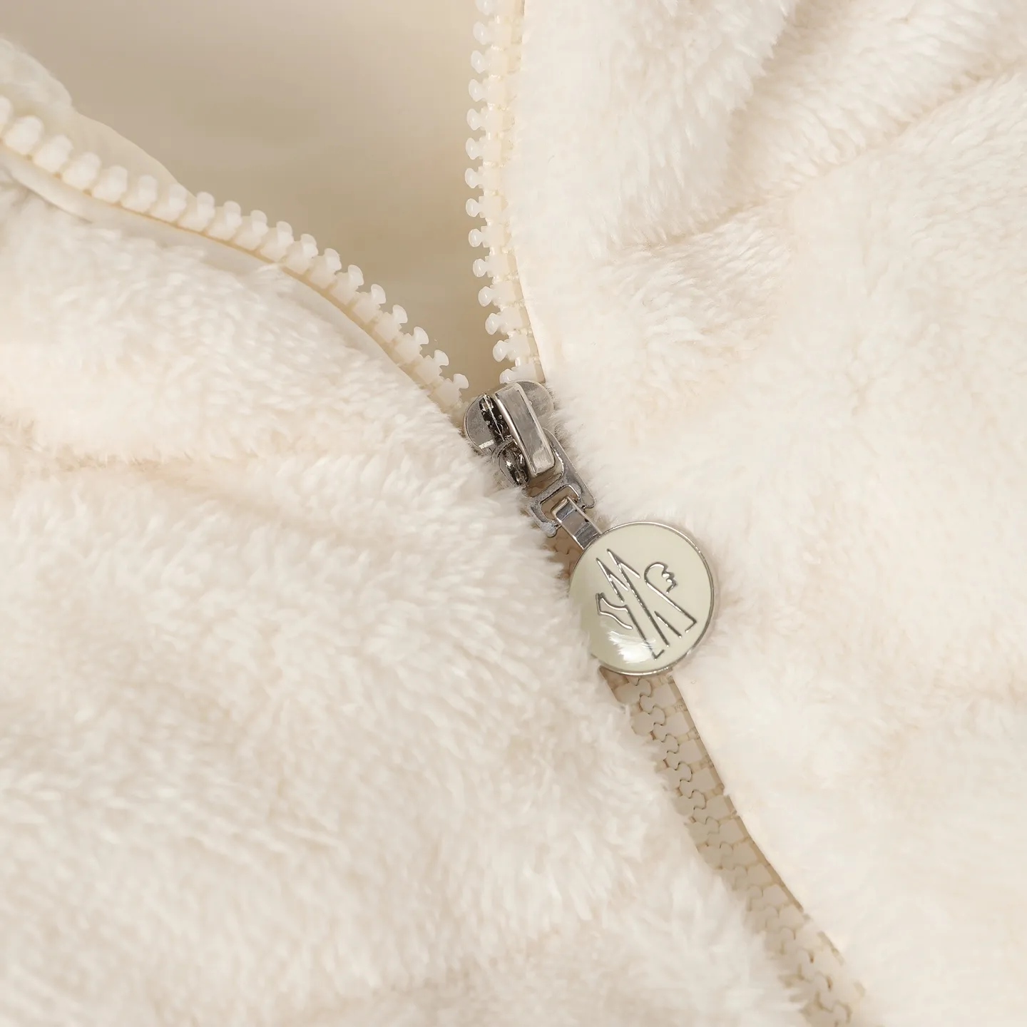 P640 Women's Style] Moncler/Moncler Women's Teddy Teddy Velvet Splicing Knitted Cardigan This cardigan is made of wool and teddy velvet style fabrics, providing a soft and comfortable wearing experience. Midweight knitted piece with down-filled front and back that can easily be worn as a outer layer in warmer weather. Color: white/pink/grey Size: SML
