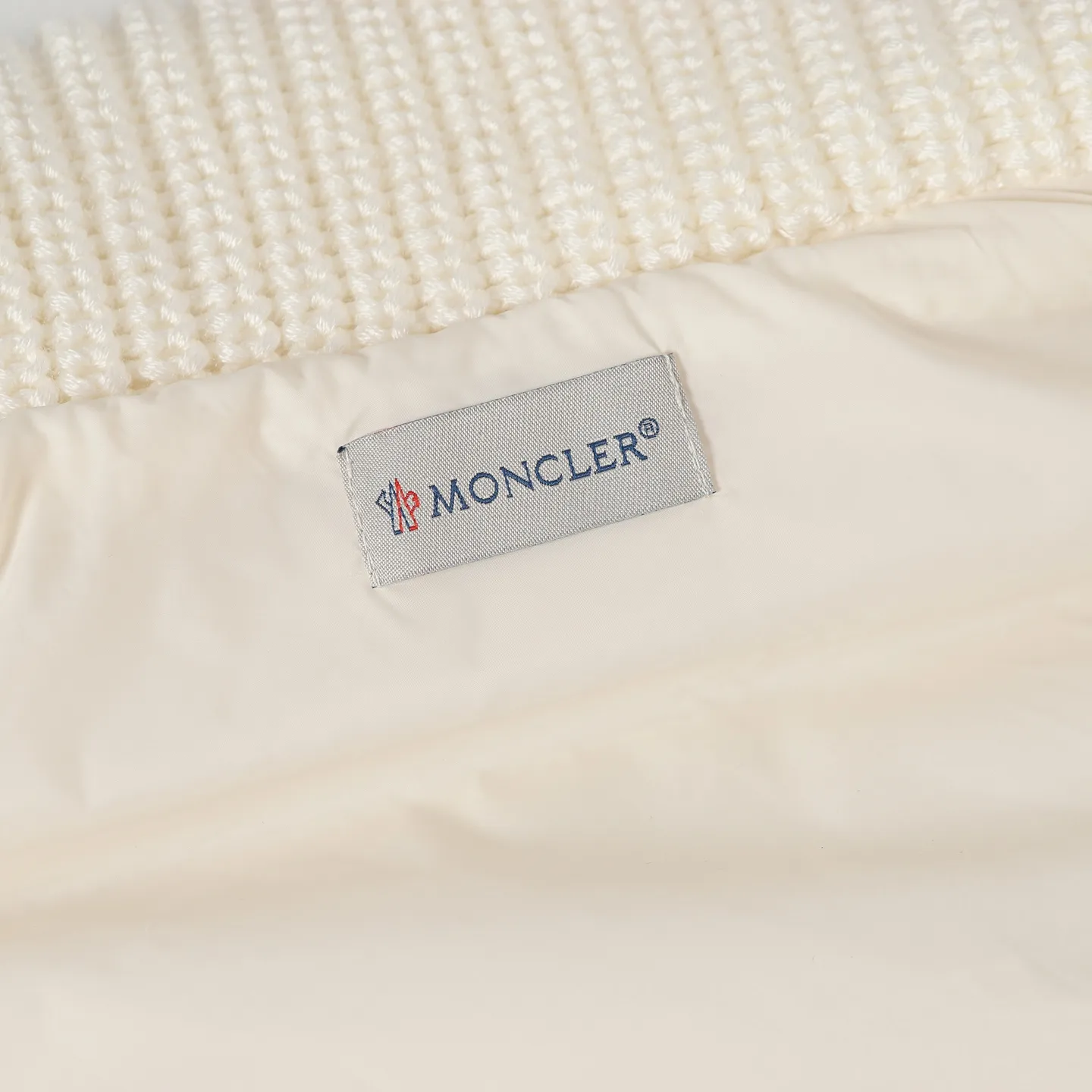 P640 Women's Style] Moncler/Moncler Women's Teddy Teddy Velvet Splicing Knitted Cardigan This cardigan is made of wool and teddy velvet style fabrics, providing a soft and comfortable wearing experience. Midweight knitted piece with down-filled front and back that can easily be worn as a outer layer in warmer weather. Color: white/pink/grey Size: SML