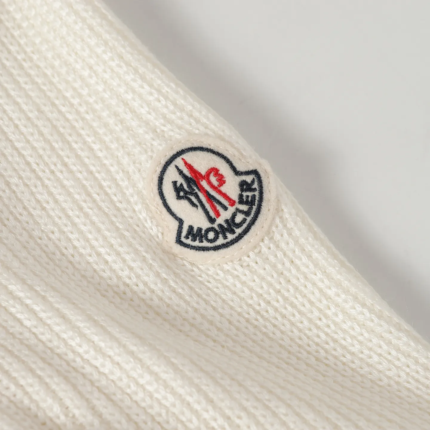 P640 Women's Style] Moncler/Moncler Women's Teddy Teddy Velvet Splicing Knitted Cardigan This cardigan is made of wool and teddy velvet style fabrics, providing a soft and comfortable wearing experience. Midweight knitted piece with down-filled front and back that can easily be worn as a outer layer in warmer weather. Color: white/pink/grey Size: SML