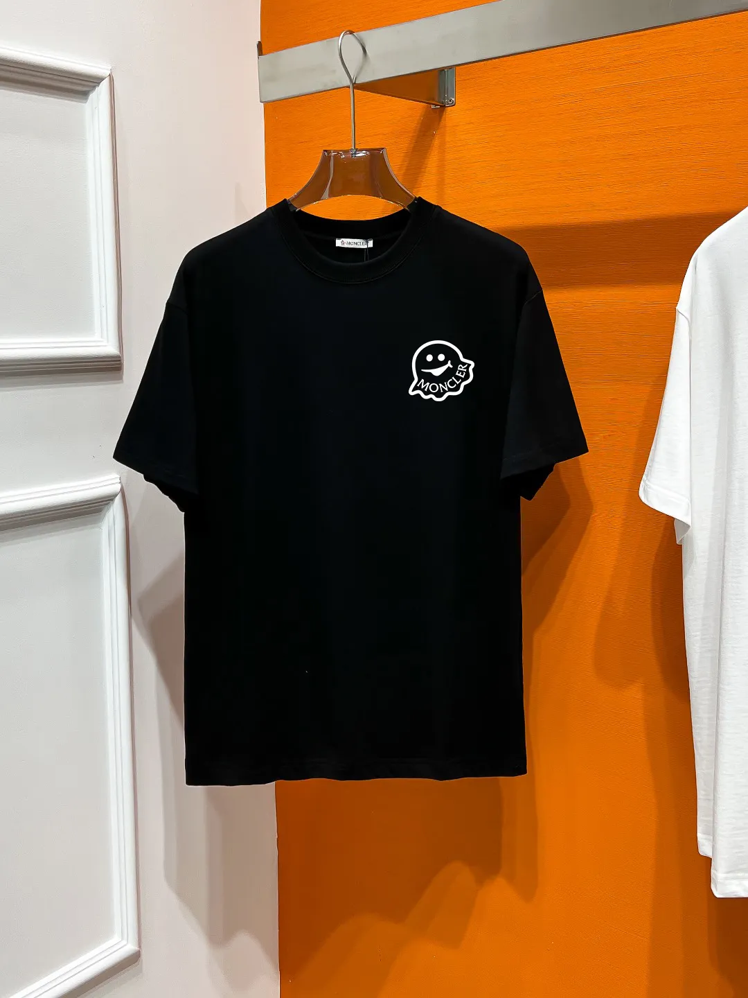 P140 MONCLER# Spring and summer top counter synchronous short-sleeved T-shirt (complete with 3 labels). It is made of imported 100%-32 count double-strand Xinjiang cotton fabric. It is the original fabric of the counter. It has strong brand recognition, full of high street and exquisite style, and will definitely become the best choice for high street appearances. The fabric is thick, has a strong say in texture and comfort, and has a delicate feel. It is comfortable to wear and has a good upper body effect. It is made of pure cotton. This kind of cotton is very special. It feels very soft and has a double-sided texture. This is the first time I have gotten such functional fabric in a long time. It is really good! It’s not a bad style or material, straight men will definitely like it!  It is a fusion of top elements, a classic trendy men's fashion, and the upper body comfort is unparalleled. It can be said that it is a must-have in summer, and it is more fashionable and can easily create a fashionable and stylish super item. It interprets your luxury and taste and creates your fashionable style and charm. Fashionable round neck chest T-shirt This T-shirt has exquisite craftsmanship and full design sense! The matching is trendy and stylish! This must-have item has an elegant upper body, looks good both inside and outside, and combines fashion and comfort. It looks like a basic men's T-shirt, but it is not. It can be worn alone or layered underneath. There is no problem in wearing one piece for all seasons. The product is really, really good! It comes from the original factory, and there are not many pieces that can be counted on the fingers. Whether he can own it or not depends on your hand speed. The custom-woven double-layer rib neck design is flat and snug and not easy to deform. The brand logo remains the same, creating an alternative luxury fashion atmosphere and becoming a new concept that breaks out of the cocoon in the year. Available in two colors: white and black. Size: S M L XL 2XL