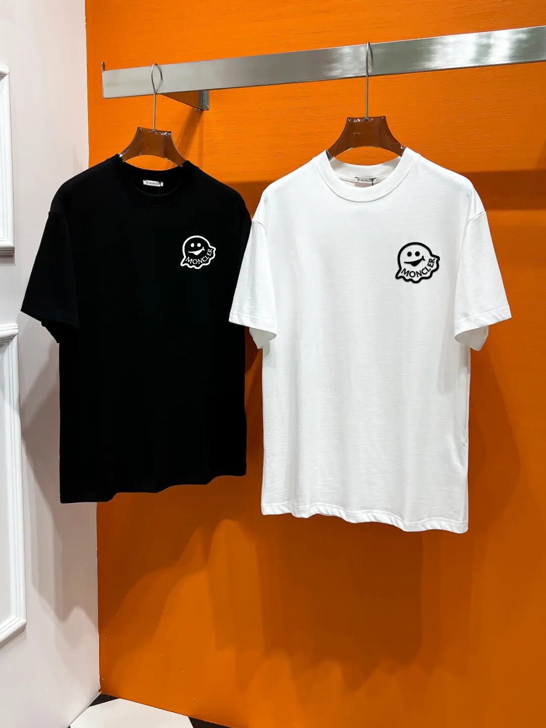 P140 MONCLER# Spring and summer top counter synchronous short-sleeved T-shirt (complete with 3 labels). It is made of imported 100%-32 count double-strand Xinjiang cotton fabric. It is the original fabric of the counter. It has strong brand recognition, full of high street and exquisite style, and will definitely become the best choice for high street appearances. The fabric is thick, has a strong say in texture and comfort, and has a delicate feel. It is comfortable to wear and has a good upper body effect. It is made of pure cotton. This kind of cotton is very special. It feels very soft and has a double-sided texture. This is the first time I have gotten such functional fabric in a long time. It is really good! It’s not a bad style or material, straight men will definitely like it!  It is a fusion of top elements, a classic trendy men's fashion, and the upper body comfort is unparalleled. It can be said that it is a must-have in summer, and it is more fashionable and can easily create a fashionable and stylish super item. It interprets your luxury and taste and creates your fashionable style and charm. Fashionable round neck chest T-shirt This T-shirt has exquisite craftsmanship and full design sense! The matching is trendy and stylish! This must-have item has an elegant upper body, looks good both inside and outside, and combines fashion and comfort. It looks like a basic men's T-shirt, but it is not. It can be worn alone or layered underneath. There is no problem in wearing one piece for all seasons. The product is really, really good! It comes from the original factory, and there are not many pieces that can be counted on the fingers. Whether he can own it or not depends on your hand speed. The custom-woven double-layer rib neck design is flat and snug and not easy to deform. The brand logo remains the same, creating an alternative luxury fashion atmosphere and becoming a new concept that breaks out of the cocoon in the year. Available in two colors: white and black. Size: S M L XL 2XL