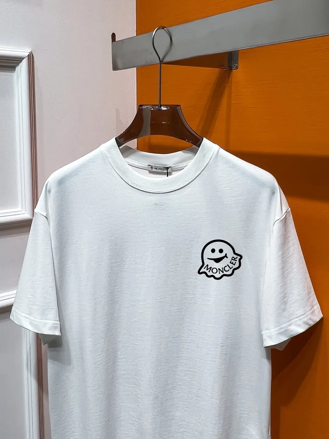 P140 MONCLER# Spring and summer top counter synchronous short-sleeved T-shirt (complete with 3 labels). It is made of imported 100%-32 count double-strand Xinjiang cotton fabric. It is the original fabric of the counter. It has strong brand recognition, full of high street and exquisite style, and will definitely become the best choice for high street appearances. The fabric is thick, has a strong say in texture and comfort, and has a delicate feel. It is comfortable to wear and has a good upper body effect. It is made of pure cotton. This kind of cotton is very special. It feels very soft and has a double-sided texture. This is the first time I have gotten such functional fabric in a long time. It is really good! It’s not a bad style or material, straight men will definitely like it!  It is a fusion of top elements, a classic trendy men's fashion, and the upper body comfort is unparalleled. It can be said that it is a must-have in summer, and it is more fashionable and can easily create a fashionable and stylish super item. It interprets your luxury and taste and creates your fashionable style and charm. Fashionable round neck chest T-shirt This T-shirt has exquisite craftsmanship and full design sense! The matching is trendy and stylish! This must-have item has an elegant upper body, looks good both inside and outside, and combines fashion and comfort. It looks like a basic men's T-shirt, but it is not. It can be worn alone or layered underneath. There is no problem in wearing one piece for all seasons. The product is really, really good! It comes from the original factory, and there are not many pieces that can be counted on the fingers. Whether he can own it or not depends on your hand speed. The custom-woven double-layer rib neck design is flat and snug and not easy to deform. The brand logo remains the same, creating an alternative luxury fashion atmosphere and becoming a new concept that breaks out of the cocoon in the year. Available in two colors: white and black. Size: S M L XL 2XL
