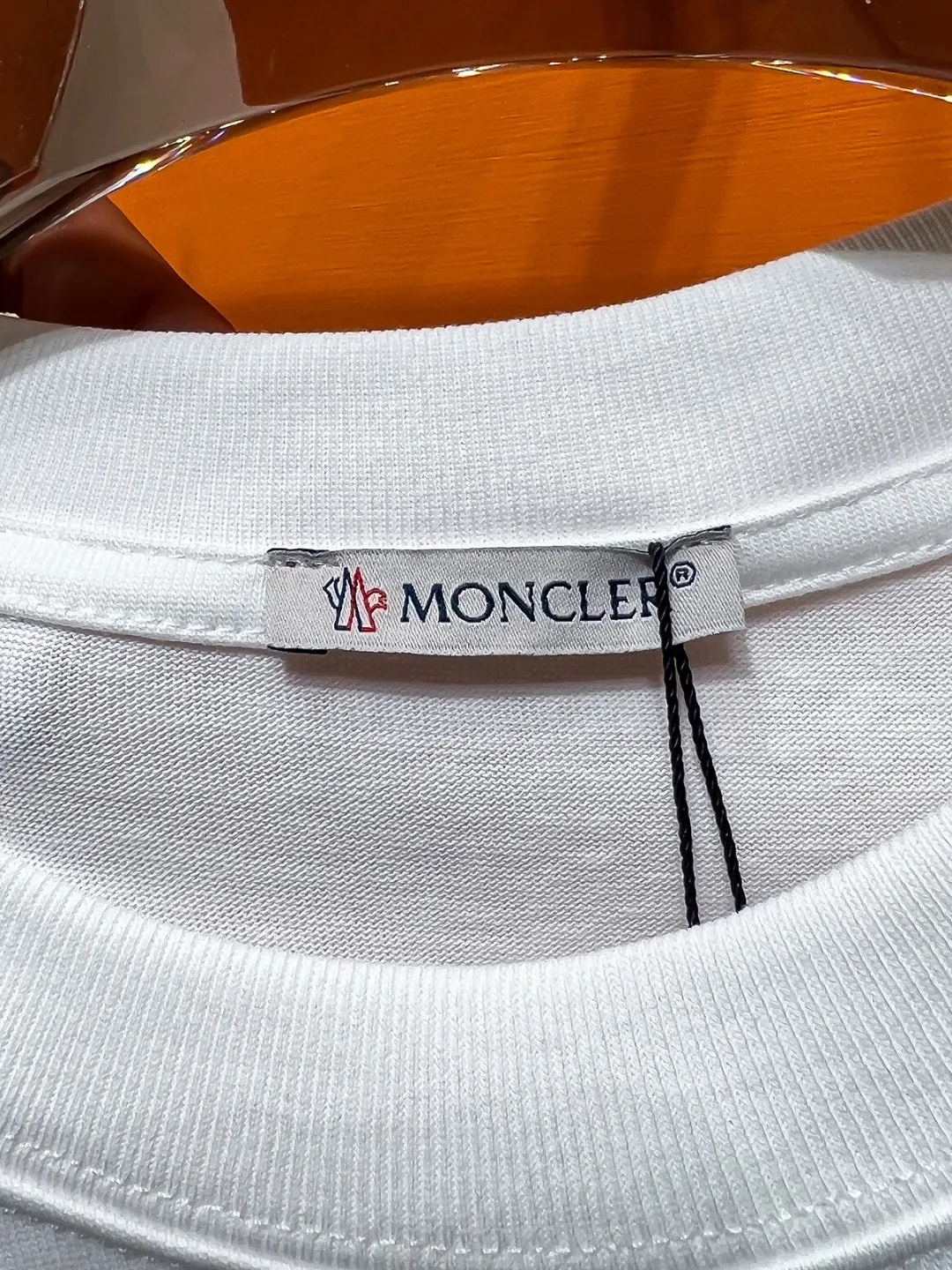 P140 MONCLER# Spring and summer top counter synchronous short-sleeved T-shirt (complete with 3 labels). It is made of imported 100%-32 count double-strand Xinjiang cotton fabric. It is the original fabric of the counter. It has strong brand recognition, full of high street and exquisite style, and will definitely become the best choice for high street appearances. The fabric is thick, has a strong say in texture and comfort, and has a delicate feel. It is comfortable to wear and has a good upper body effect. It is made of pure cotton. This kind of cotton is very special. It feels very soft and has a double-sided texture. This is the first time I have gotten such functional fabric in a long time. It is really good! It’s not a bad style or material, straight men will definitely like it!  It is a fusion of top elements, a classic trendy men's fashion, and the upper body comfort is unparalleled. It can be said that it is a must-have in summer, and it is more fashionable and can easily create a fashionable and stylish super item. It interprets your luxury and taste and creates your fashionable style and charm. Fashionable round neck chest T-shirt This T-shirt has exquisite craftsmanship and full design sense! The matching is trendy and stylish! This must-have item has an elegant upper body, looks good both inside and outside, and combines fashion and comfort. It looks like a basic men's T-shirt, but it is not. It can be worn alone or layered underneath. There is no problem in wearing one piece for all seasons. The product is really, really good! It comes from the original factory, and there are not many pieces that can be counted on the fingers. Whether he can own it or not depends on your hand speed. The custom-woven double-layer rib neck design is flat and snug and not easy to deform. The brand logo remains the same, creating an alternative luxury fashion atmosphere and becoming a new concept that breaks out of the cocoon in the year. Available in two colors: white and black. Size: S M L XL 2XL