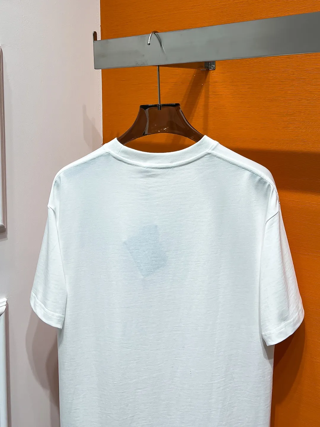 P140 MONCLER# Spring and summer top counter synchronous short-sleeved T-shirt (complete with 3 labels). It is made of imported 100%-32 count double-strand Xinjiang cotton fabric. It is the original fabric of the counter. It has strong brand recognition, full of high street and exquisite style, and will definitely become the best choice for high street appearances. The fabric is thick, has a strong say in texture and comfort, and has a delicate feel. It is comfortable to wear and has a good upper body effect. It is made of pure cotton. This kind of cotton is very special. It feels very soft and has a double-sided texture. This is the first time I have gotten such functional fabric in a long time. It is really good! It’s not a bad style or material, straight men will definitely like it!  It is a fusion of top elements, a classic trendy men's fashion, and the upper body comfort is unparalleled. It can be said that it is a must-have in summer, and it is more fashionable and can easily create a fashionable and stylish super item. It interprets your luxury and taste and creates your fashionable style and charm. Fashionable round neck chest T-shirt This T-shirt has exquisite craftsmanship and full design sense! The matching is trendy and stylish! This must-have item has an elegant upper body, looks good both inside and outside, and combines fashion and comfort. It looks like a basic men's T-shirt, but it is not. It can be worn alone or layered underneath. There is no problem in wearing one piece for all seasons. The product is really, really good! It comes from the original factory, and there are not many pieces that can be counted on the fingers. Whether he can own it or not depends on your hand speed. The custom-woven double-layer rib neck design is flat and snug and not easy to deform. The brand logo remains the same, creating an alternative luxury fashion atmosphere and becoming a new concept that breaks out of the cocoon in the year. Available in two colors: white and black. Size: S M L XL 2XL