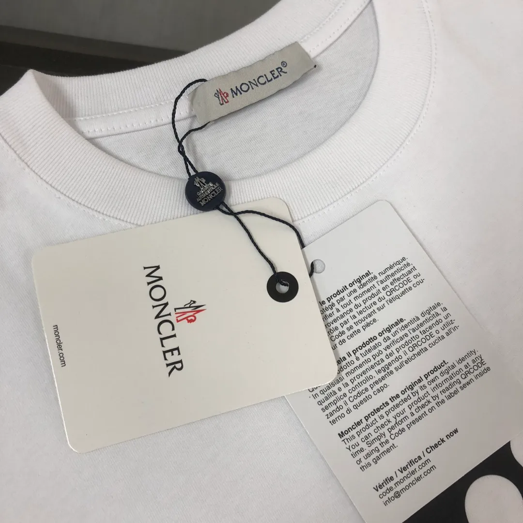 P160 MONCLER 2025 latest couple style round neck short-sleeved couple T-shirt, new spring and summer product, high quality 🔥🔥Three-dimensional logo letter logo printing technology on the chest! Fashionable and versatile trendy styles, customized imported fabrics! Comfortable to wear, breathable, fashionable without losing personality, the upper body is casual and casual, handsome and stylish, showing the temperament of a big brand. All three standards are complete! ! Color: Black White Size: S M L XL (Loose fit, please state your height and weight when placing an order)