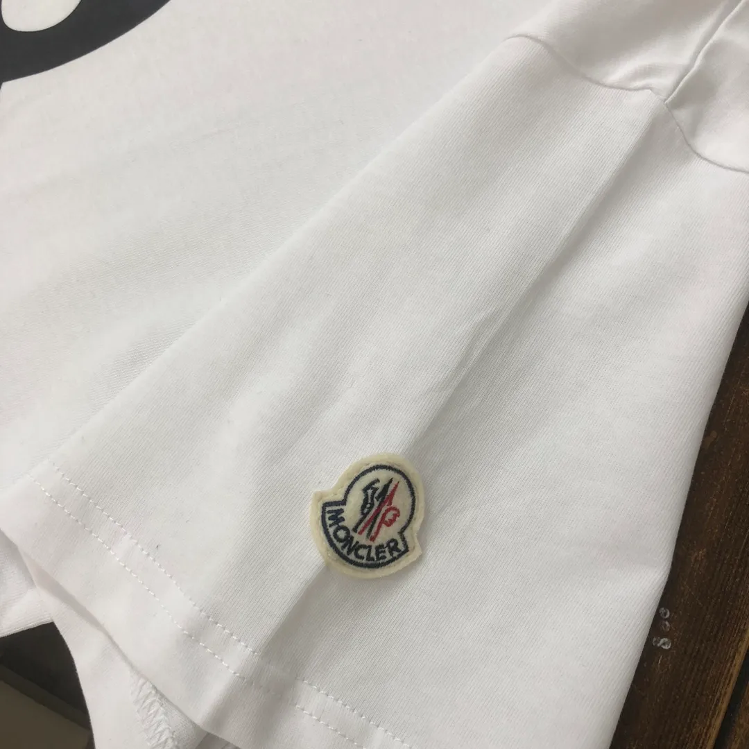 P160 MONCLER 2025 latest couple style round neck short-sleeved couple T-shirt, new spring and summer product, high quality 🔥🔥Three-dimensional logo letter logo printing technology on the chest! Fashionable and versatile trendy styles, customized imported fabrics! Comfortable to wear, breathable, fashionable without losing personality, the upper body is casual and casual, handsome and stylish, showing the temperament of a big brand. All three standards are complete! ! Color: Black White Size: S M L XL (Loose fit, please state your height and weight when placing an order)