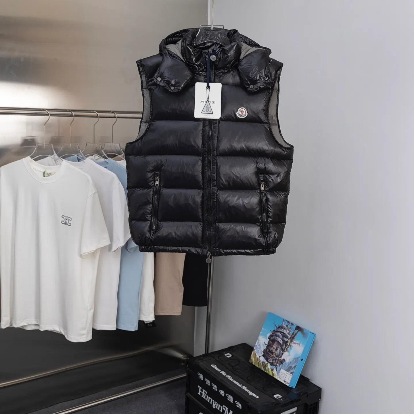 P570 2025 Autumn and Winter New Style🆕Down Jacket Top Purchasing Version𝐌𝐨𝐧𝐜𝐥𝐞𝐫 Mengkou Maya Classic Hooded Vest Top Top Genuine Exclusive Model‼ ️The inner-wearing tool for autumn and winter ❗️ A belated good product from the channel, basic style, can be worn alone or layered, it will have a more layered look! 1⃣️Gray nylon lining, full of down filling, international standard 90% white duck down + 10% feathers! High fluffiness and excellent warmth retention performance 👍 2⃣️The outer material is made of nylon fabric supplied by customers! Windproof and snowproof, with first-class feel and high density! It is not only breathable and comfortable to wear, but also has good anti-low temperature, anti-static and anti-wrinkle effects! 3⃣️The most classic and recognizable new stand-up collar design, with a detachable hood and brand logo embellishment, the upper body is very high-street style. 4⃣️The combination of zippers and hardware makes it more advanced! Electroplated hardware and two-way zipper fly can adjust the shape of the clothing and lock in temperature!