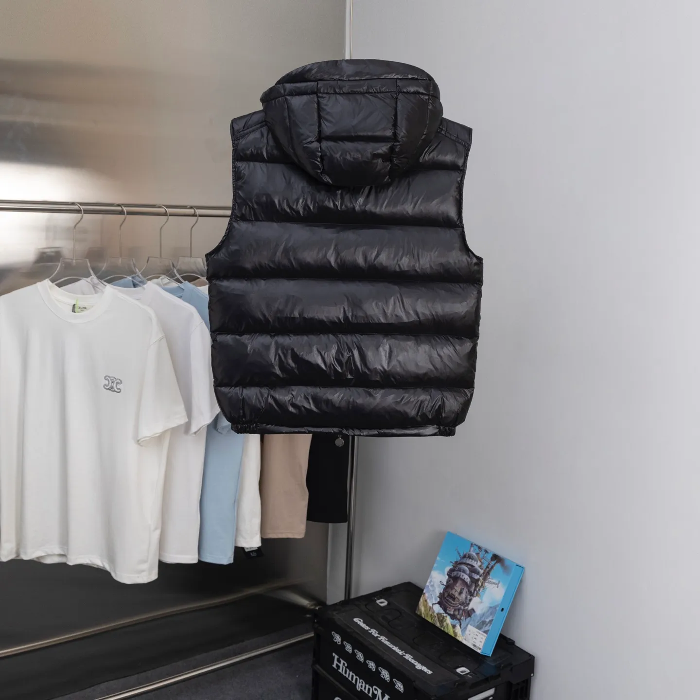 P570 2025 Autumn and Winter New Style🆕Down Jacket Top Purchasing Version𝐌𝐨𝐧𝐜𝐥𝐞𝐫 Mengkou Maya Classic Hooded Vest Top Top Genuine Exclusive Model‼ ️The inner-wearing tool for autumn and winter ❗️ A belated good product from the channel, basic style, can be worn alone or layered, it will have a more layered look! 1⃣️Gray nylon lining, full of down filling, international standard 90% white duck down + 10% feathers! High fluffiness and excellent warmth retention performance 👍 2⃣️The outer material is made of nylon fabric supplied by customers! Windproof and snowproof, with first-class feel and high density! It is not only breathable and comfortable to wear, but also has good anti-low temperature, anti-static and anti-wrinkle effects! 3⃣️The most classic and recognizable new stand-up collar design, with a detachable hood and brand logo embellishment, the upper body is very high-street style. 4⃣️The combination of zippers and hardware makes it more advanced! Electroplated hardware and two-way zipper fly can adjust the shape of the clothing and lock in temperature!