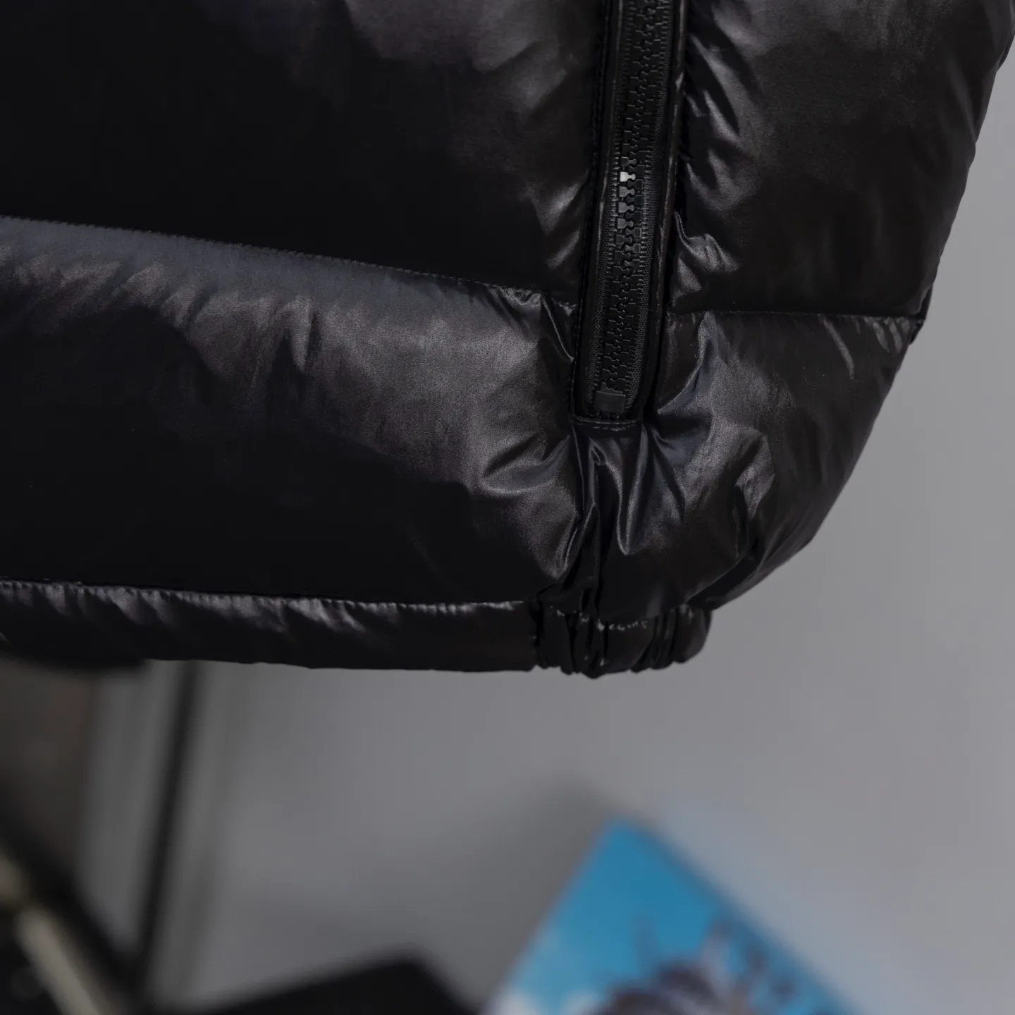 P570 2025 Autumn and Winter New Style🆕Down Jacket Top Purchasing Version𝐌𝐨𝐧𝐜𝐥𝐞𝐫 Mengkou Maya Classic Hooded Vest Top Top Genuine Exclusive Model‼ ️The inner-wearing tool for autumn and winter ❗️ A belated good product from the channel, basic style, can be worn alone or layered, it will have a more layered look! 1⃣️Gray nylon lining, full of down filling, international standard 90% white duck down + 10% feathers! High fluffiness and excellent warmth retention performance 👍 2⃣️The outer material is made of nylon fabric supplied by customers! Windproof and snowproof, with first-class feel and high density! It is not only breathable and comfortable to wear, but also has good anti-low temperature, anti-static and anti-wrinkle effects! 3⃣️The most classic and recognizable new stand-up collar design, with a detachable hood and brand logo embellishment, the upper body is very high-street style. 4⃣️The combination of zippers and hardware makes it more advanced! Electroplated hardware and two-way zipper fly can adjust the shape of the clothing and lock in temperature!