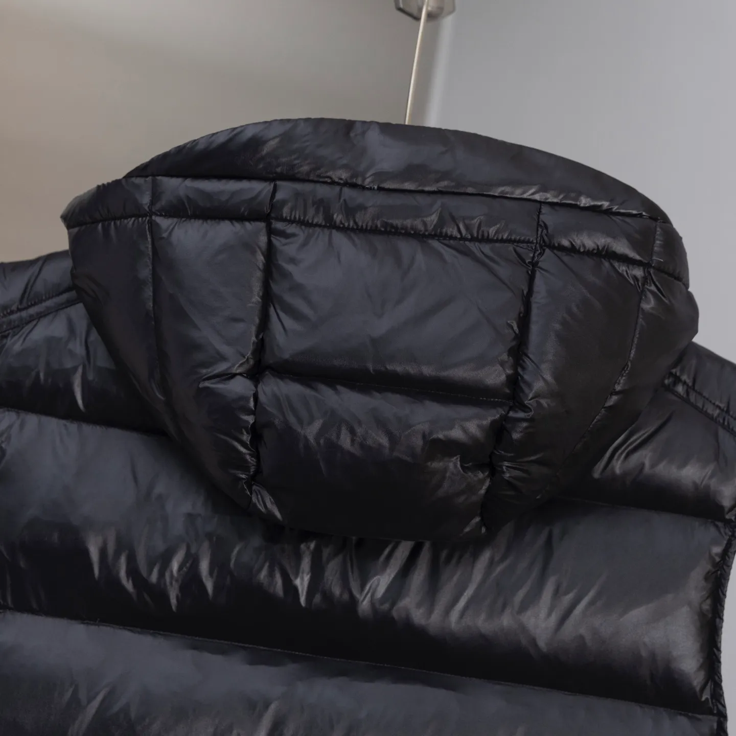 P570 2025 Autumn and Winter New Style🆕Down Jacket Top Purchasing Version𝐌𝐨𝐧𝐜𝐥𝐞𝐫 Mengkou Maya Classic Hooded Vest Top Top Genuine Exclusive Model‼ ️The inner-wearing tool for autumn and winter ❗️ A belated good product from the channel, basic style, can be worn alone or layered, it will have a more layered look! 1⃣️Gray nylon lining, full of down filling, international standard 90% white duck down + 10% feathers! High fluffiness and excellent warmth retention performance 👍 2⃣️The outer material is made of nylon fabric supplied by customers! Windproof and snowproof, with first-class feel and high density! It is not only breathable and comfortable to wear, but also has good anti-low temperature, anti-static and anti-wrinkle effects! 3⃣️The most classic and recognizable new stand-up collar design, with a detachable hood and brand logo embellishment, the upper body is very high-street style. 4⃣️The combination of zippers and hardware makes it more advanced! Electroplated hardware and two-way zipper fly can adjust the shape of the clothing and lock in temperature!
