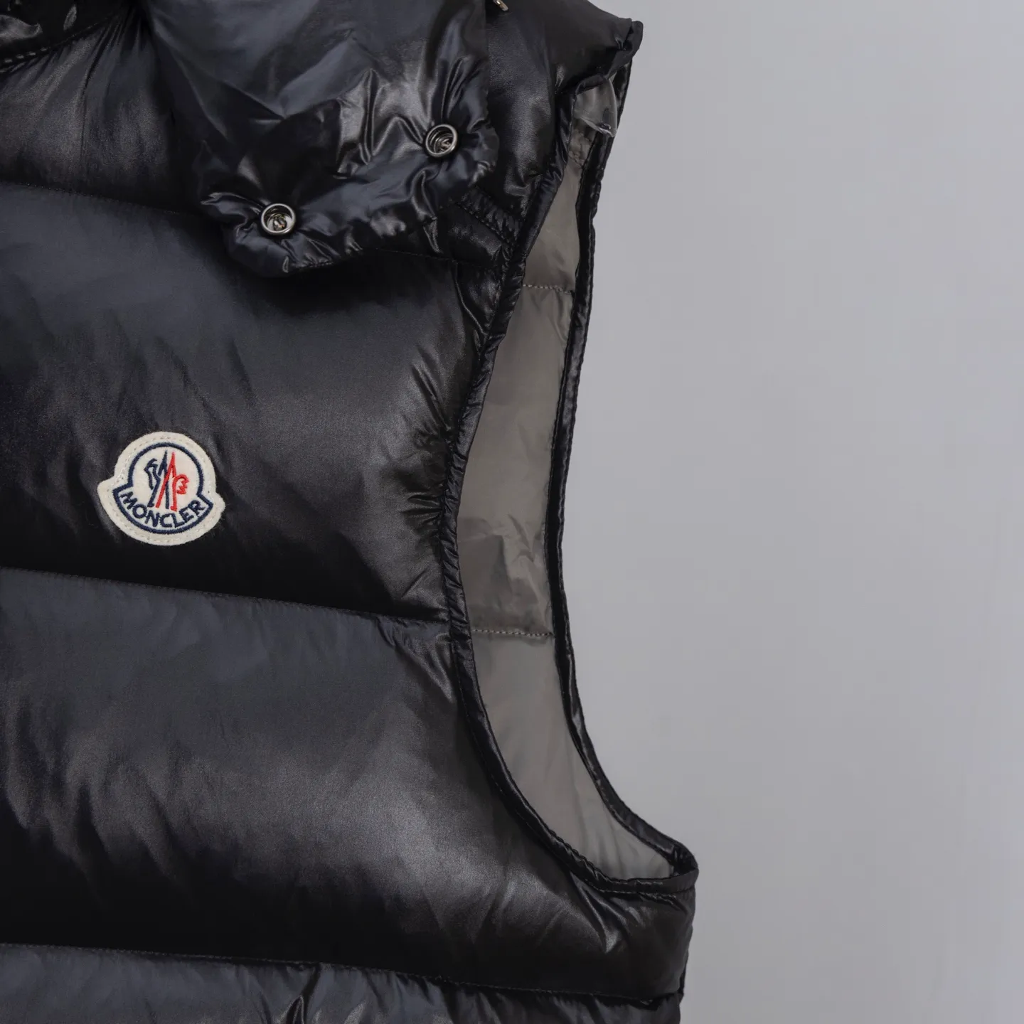 P570 2025 Autumn and Winter New Style🆕Down Jacket Top Purchasing Version𝐌𝐨𝐧𝐜𝐥𝐞𝐫 Mengkou Maya Classic Hooded Vest Top Top Genuine Exclusive Model‼ ️The inner-wearing tool for autumn and winter ❗️ A belated good product from the channel, basic style, can be worn alone or layered, it will have a more layered look! 1⃣️Gray nylon lining, full of down filling, international standard 90% white duck down + 10% feathers! High fluffiness and excellent warmth retention performance 👍 2⃣️The outer material is made of nylon fabric supplied by customers! Windproof and snowproof, with first-class feel and high density! It is not only breathable and comfortable to wear, but also has good anti-low temperature, anti-static and anti-wrinkle effects! 3⃣️The most classic and recognizable new stand-up collar design, with a detachable hood and brand logo embellishment, the upper body is very high-street style. 4⃣️The combination of zippers and hardware makes it more advanced! Electroplated hardware and two-way zipper fly can adjust the shape of the clothing and lock in temperature!