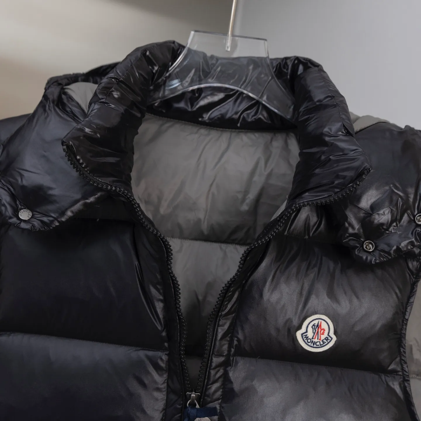 P570 2025 Autumn and Winter New Style🆕Down Jacket Top Purchasing Version𝐌𝐨𝐧𝐜𝐥𝐞𝐫 Mengkou Maya Classic Hooded Vest Top Top Genuine Exclusive Model‼ ️The inner-wearing tool for autumn and winter ❗️ A belated good product from the channel, basic style, can be worn alone or layered, it will have a more layered look! 1⃣️Gray nylon lining, full of down filling, international standard 90% white duck down + 10% feathers! High fluffiness and excellent warmth retention performance 👍 2⃣️The outer material is made of nylon fabric supplied by customers! Windproof and snowproof, with first-class feel and high density! It is not only breathable and comfortable to wear, but also has good anti-low temperature, anti-static and anti-wrinkle effects! 3⃣️The most classic and recognizable new stand-up collar design, with a detachable hood and brand logo embellishment, the upper body is very high-street style. 4⃣️The combination of zippers and hardware makes it more advanced! Electroplated hardware and two-way zipper fly can adjust the shape of the clothing and lock in temperature!