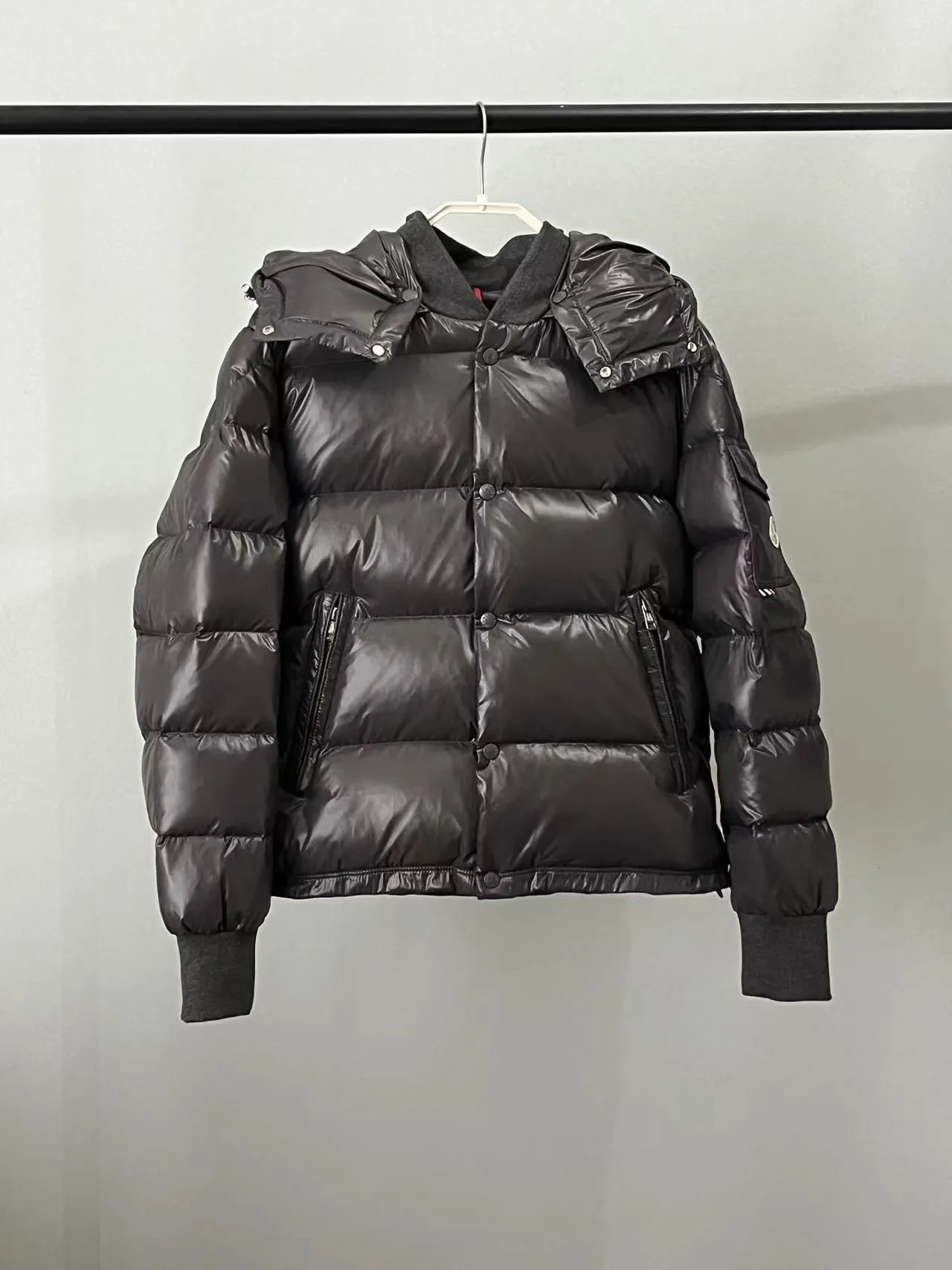 P920 ⬆️🆕❤️2️⃣0️⃣2️⃣4️⃣🆕MONCLER, the latest winter model, couple model, is on sale simultaneously on the official website! This down jacket has a great sense of design and looks, and you can buy it directly with quality control. It’s a high-end product that you can’t go wrong with! Simple and elegant design~Classic flap pocket design on the sleeves and arms~The overall design makes this dress unique! It is made of imported high-tech fabrics and is filled with white duck down. The texture and shape of the fabric are exquisite. You can feel its powerful aura through the detailed pictures. It also has superior handsomeness and thermal performance, making it easy to wear in various occasions! With polythermal insulation, you don’t have to worry about a little chill! It shows off the style and is also very warm at the same time (hat 🉑removable)~ Color: Black Red Gray Size: 1-2-3-4-5 (M~3XL)