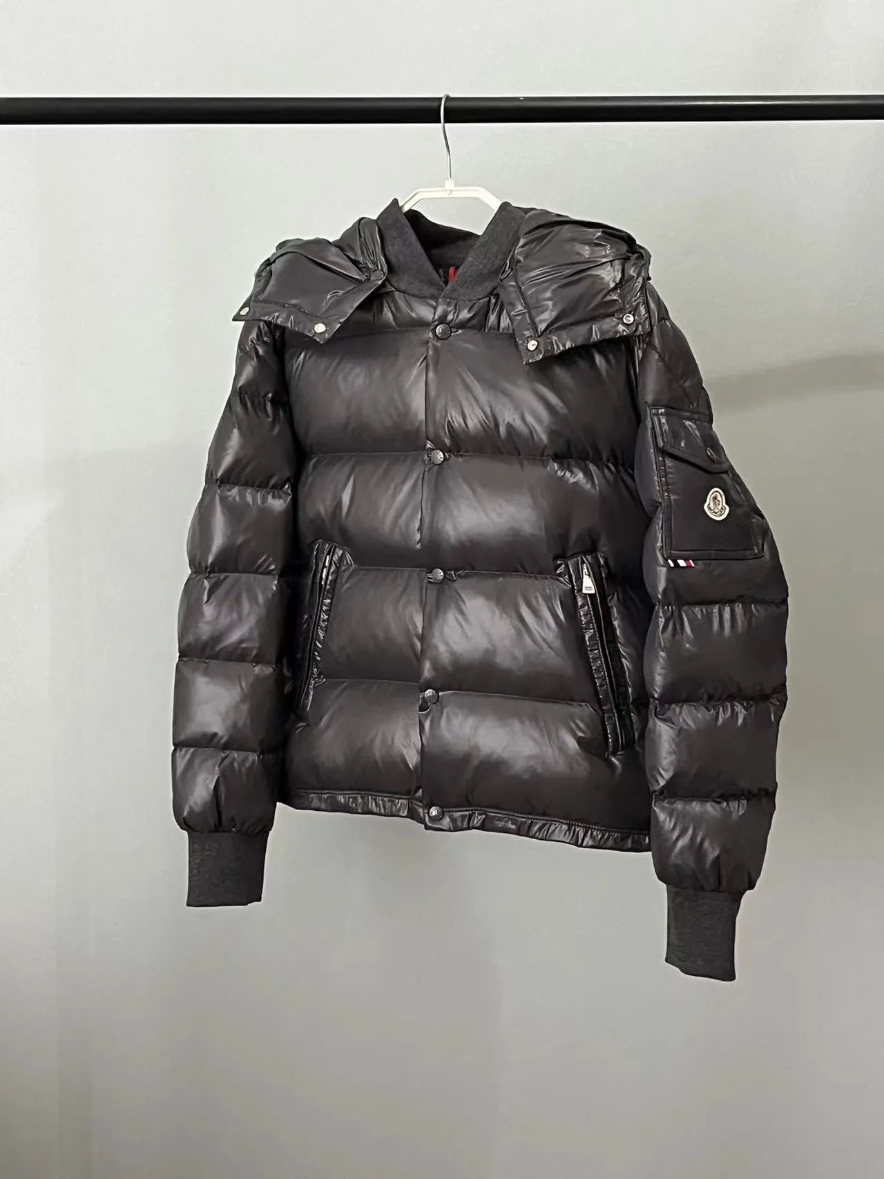 P920 ⬆️🆕❤️2️⃣0️⃣2️⃣4️⃣🆕MONCLER, the latest winter model, couple model, is on sale simultaneously on the official website! This down jacket has a great sense of design and looks, and you can buy it directly with quality control. It’s a high-end product that you can’t go wrong with! Simple and elegant design~Classic flap pocket design on the sleeves and arms~The overall design makes this dress unique! It is made of imported high-tech fabrics and is filled with white duck down. The texture and shape of the fabric are exquisite. You can feel its powerful aura through the detailed pictures. It also has superior handsomeness and thermal performance, making it easy to wear in various occasions! With polythermal insulation, you don’t have to worry about a little chill! It shows off the style and is also very warm at the same time (hat 🉑removable)~ Color: Black Red Gray Size: 1-2-3-4-5 (M~3XL)