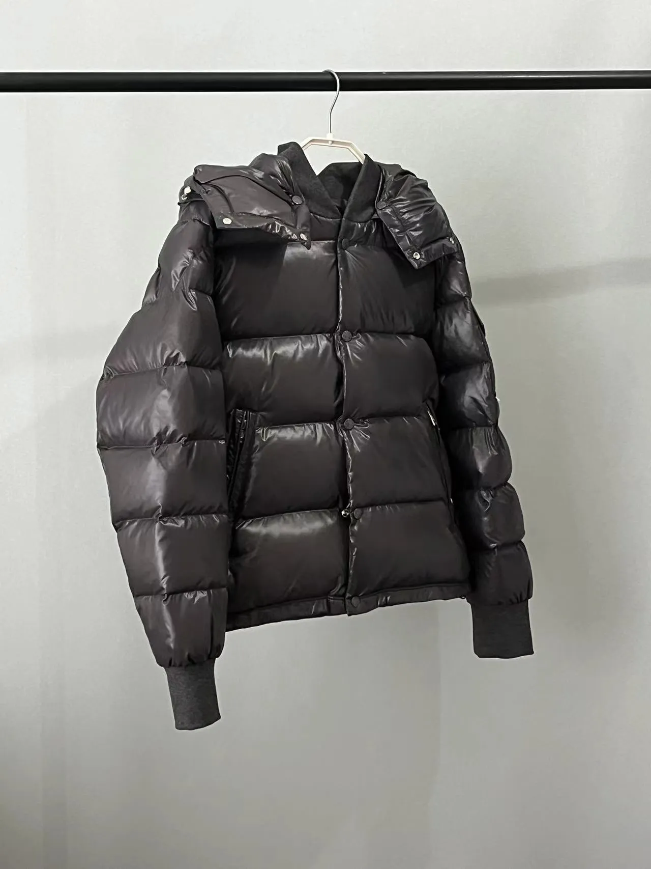 P920 ⬆️🆕❤️2️⃣0️⃣2️⃣4️⃣🆕MONCLER, the latest winter model, couple model, is on sale simultaneously on the official website! This down jacket has a great sense of design and looks, and you can buy it directly with quality control. It’s a high-end product that you can’t go wrong with! Simple and elegant design~Classic flap pocket design on the sleeves and arms~The overall design makes this dress unique! It is made of imported high-tech fabrics and is filled with white duck down. The texture and shape of the fabric are exquisite. You can feel its powerful aura through the detailed pictures. It also has superior handsomeness and thermal performance, making it easy to wear in various occasions! With polythermal insulation, you don’t have to worry about a little chill! It shows off the style and is also very warm at the same time (hat 🉑removable)~ Color: Black Red Gray Size: 1-2-3-4-5 (M~3XL)