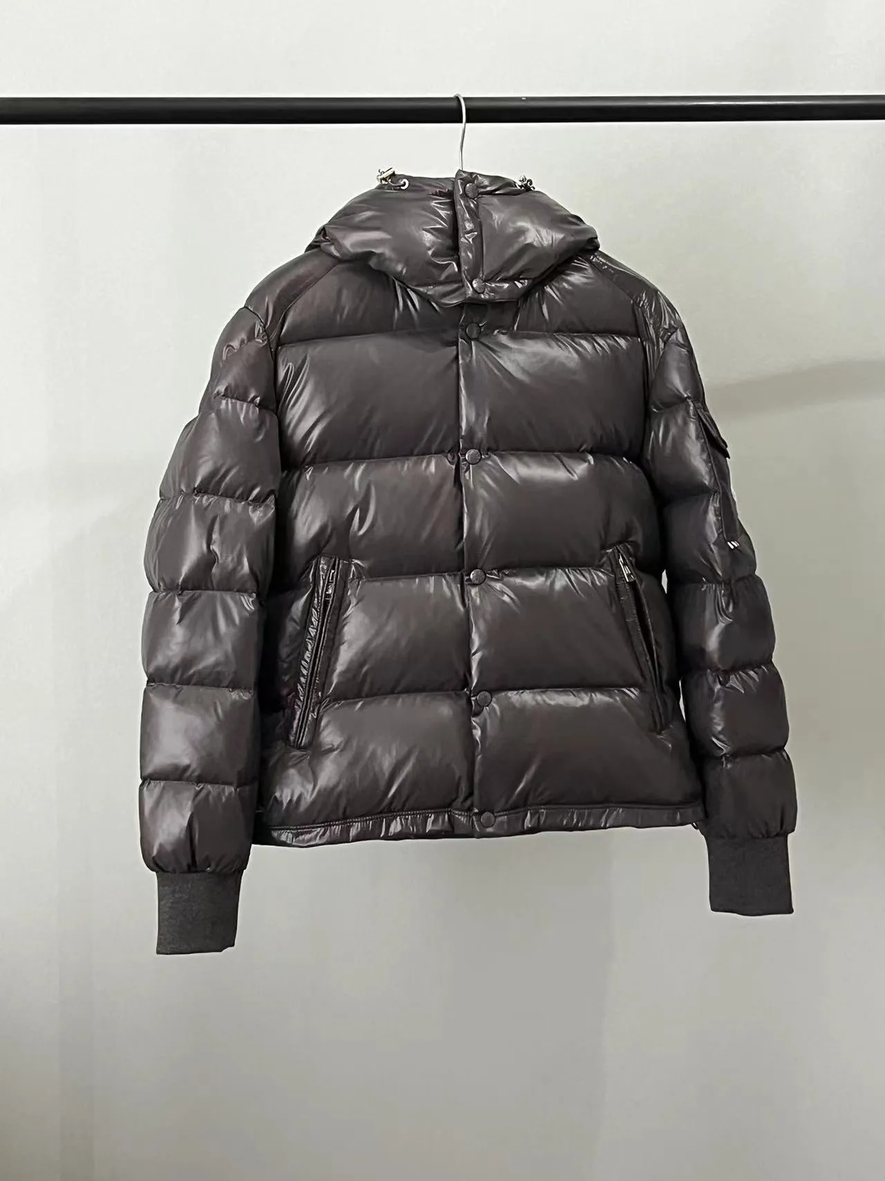 P920 ⬆️🆕❤️2️⃣0️⃣2️⃣4️⃣🆕MONCLER, the latest winter model, couple model, is on sale simultaneously on the official website! This down jacket has a great sense of design and looks, and you can buy it directly with quality control. It’s a high-end product that you can’t go wrong with! Simple and elegant design~Classic flap pocket design on the sleeves and arms~The overall design makes this dress unique! It is made of imported high-tech fabrics and is filled with white duck down. The texture and shape of the fabric are exquisite. You can feel its powerful aura through the detailed pictures. It also has superior handsomeness and thermal performance, making it easy to wear in various occasions! With polythermal insulation, you don’t have to worry about a little chill! It shows off the style and is also very warm at the same time (hat 🉑removable)~ Color: Black Red Gray Size: 1-2-3-4-5 (M~3XL)