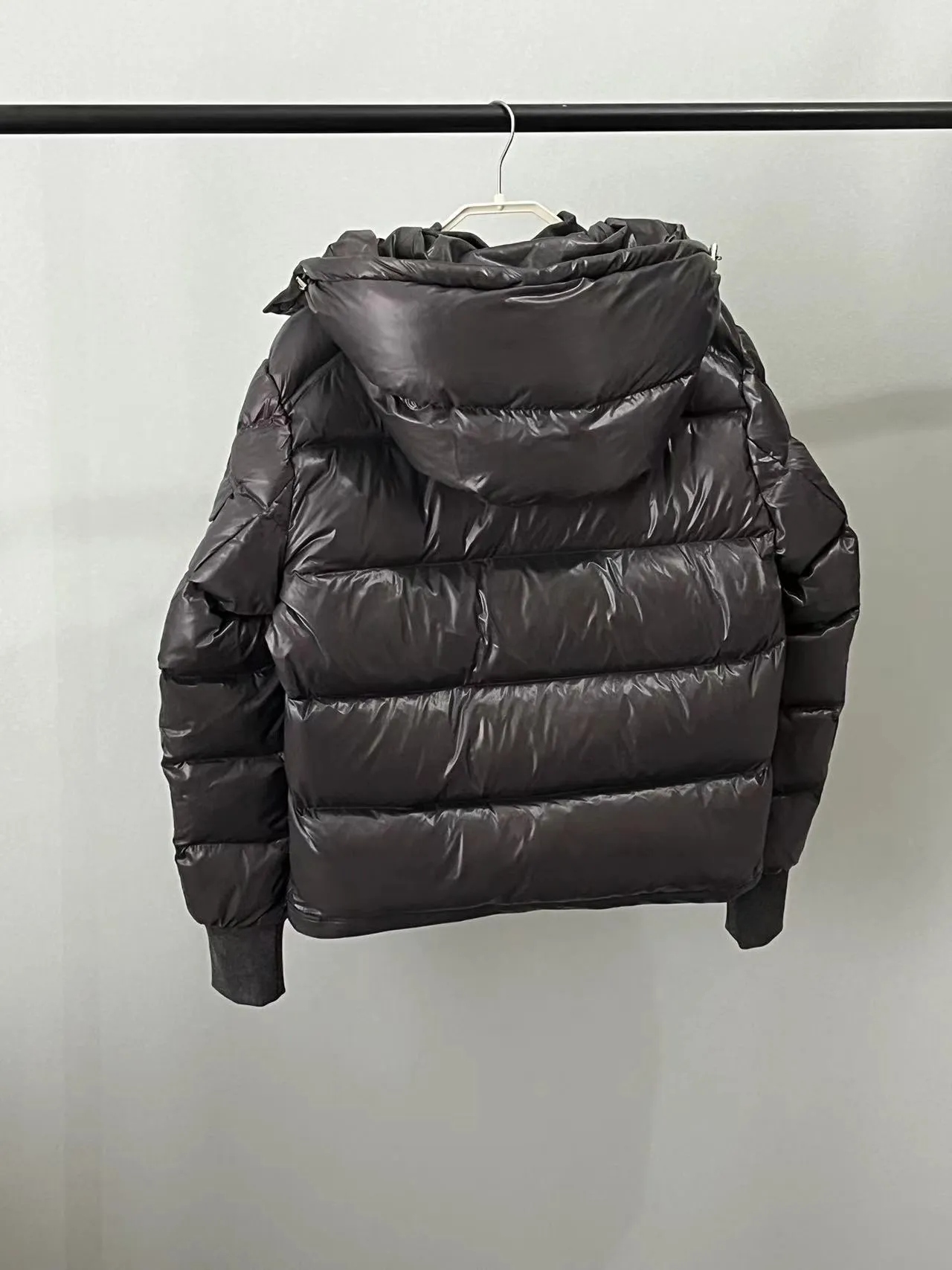 P920 ⬆️🆕❤️2️⃣0️⃣2️⃣4️⃣🆕MONCLER, the latest winter model, couple model, is on sale simultaneously on the official website! This down jacket has a great sense of design and looks, and you can buy it directly with quality control. It’s a high-end product that you can’t go wrong with! Simple and elegant design~Classic flap pocket design on the sleeves and arms~The overall design makes this dress unique! It is made of imported high-tech fabrics and is filled with white duck down. The texture and shape of the fabric are exquisite. You can feel its powerful aura through the detailed pictures. It also has superior handsomeness and thermal performance, making it easy to wear in various occasions! With polythermal insulation, you don’t have to worry about a little chill! It shows off the style and is also very warm at the same time (hat 🉑removable)~ Color: Black Red Gray Size: 1-2-3-4-5 (M~3XL)