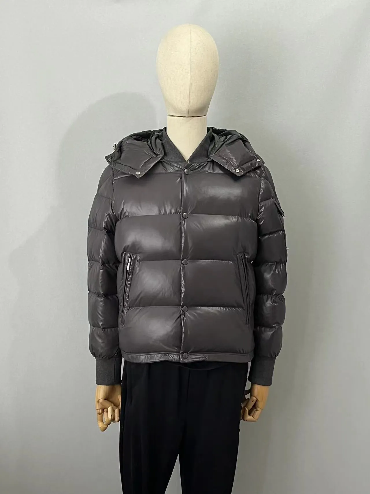 P920 ⬆️🆕❤️2️⃣0️⃣2️⃣4️⃣🆕MONCLER, the latest winter model, couple model, is on sale simultaneously on the official website! This down jacket has a great sense of design and looks, and you can buy it directly with quality control. It’s a high-end product that you can’t go wrong with! Simple and elegant design~Classic flap pocket design on the sleeves and arms~The overall design makes this dress unique! It is made of imported high-tech fabrics and is filled with white duck down. The texture and shape of the fabric are exquisite. You can feel its powerful aura through the detailed pictures. It also has superior handsomeness and thermal performance, making it easy to wear in various occasions! With polythermal insulation, you don’t have to worry about a little chill! It shows off the style and is also very warm at the same time (hat 🉑removable)~ Color: Black Red Gray Size: 1-2-3-4-5 (M~3XL)
