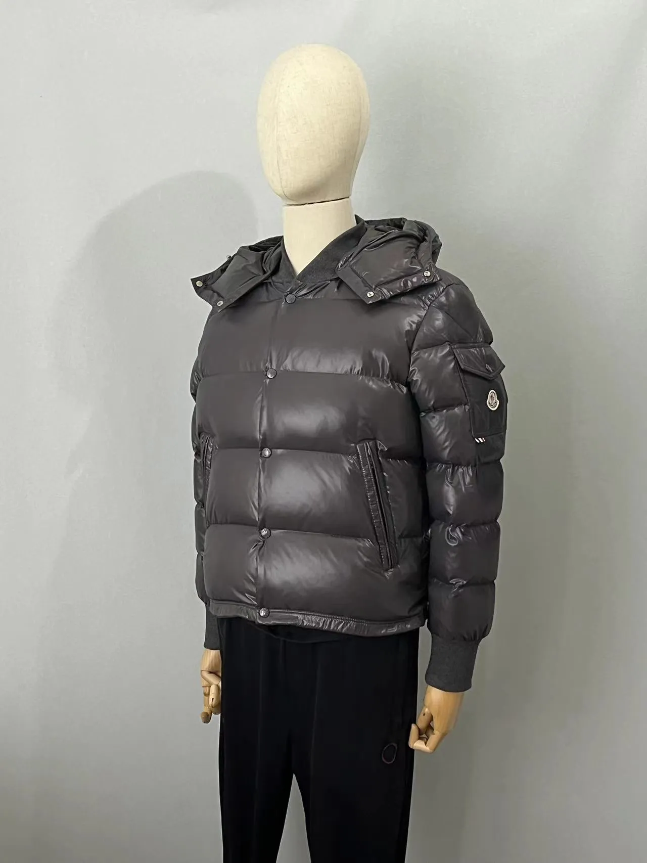 P920 ⬆️🆕❤️2️⃣0️⃣2️⃣4️⃣🆕MONCLER, the latest winter model, couple model, is on sale simultaneously on the official website! This down jacket has a great sense of design and looks, and you can buy it directly with quality control. It’s a high-end product that you can’t go wrong with! Simple and elegant design~Classic flap pocket design on the sleeves and arms~The overall design makes this dress unique! It is made of imported high-tech fabrics and is filled with white duck down. The texture and shape of the fabric are exquisite. You can feel its powerful aura through the detailed pictures. It also has superior handsomeness and thermal performance, making it easy to wear in various occasions! With polythermal insulation, you don’t have to worry about a little chill! It shows off the style and is also very warm at the same time (hat 🉑removable)~ Color: Black Red Gray Size: 1-2-3-4-5 (M~3XL)
