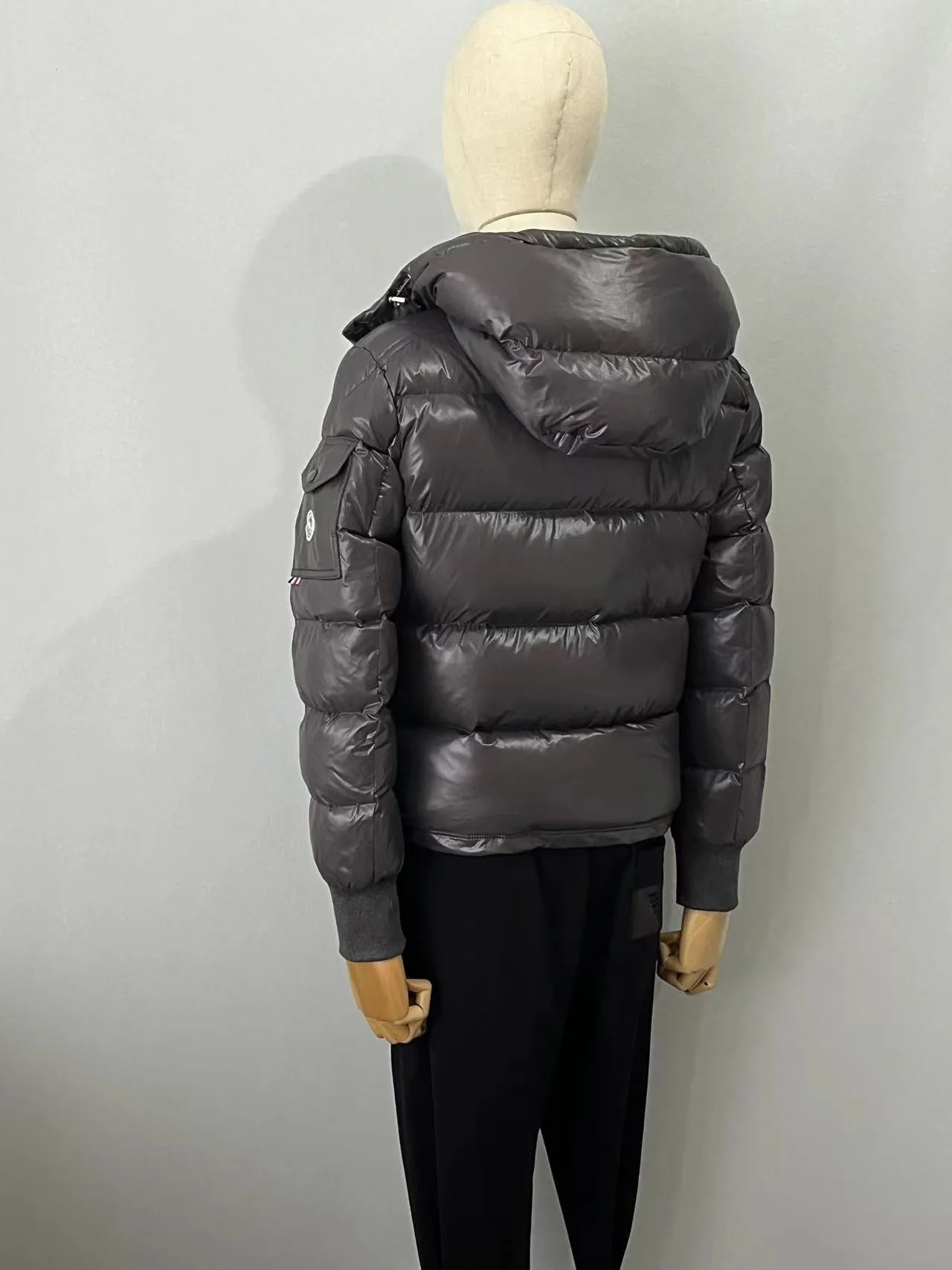 P920 ⬆️🆕❤️2️⃣0️⃣2️⃣4️⃣🆕MONCLER, the latest winter model, couple model, is on sale simultaneously on the official website! This down jacket has a great sense of design and looks, and you can buy it directly with quality control. It’s a high-end product that you can’t go wrong with! Simple and elegant design~Classic flap pocket design on the sleeves and arms~The overall design makes this dress unique! It is made of imported high-tech fabrics and is filled with white duck down. The texture and shape of the fabric are exquisite. You can feel its powerful aura through the detailed pictures. It also has superior handsomeness and thermal performance, making it easy to wear in various occasions! With polythermal insulation, you don’t have to worry about a little chill! It shows off the style and is also very warm at the same time (hat 🉑removable)~ Color: Black Red Gray Size: 1-2-3-4-5 (M~3XL)