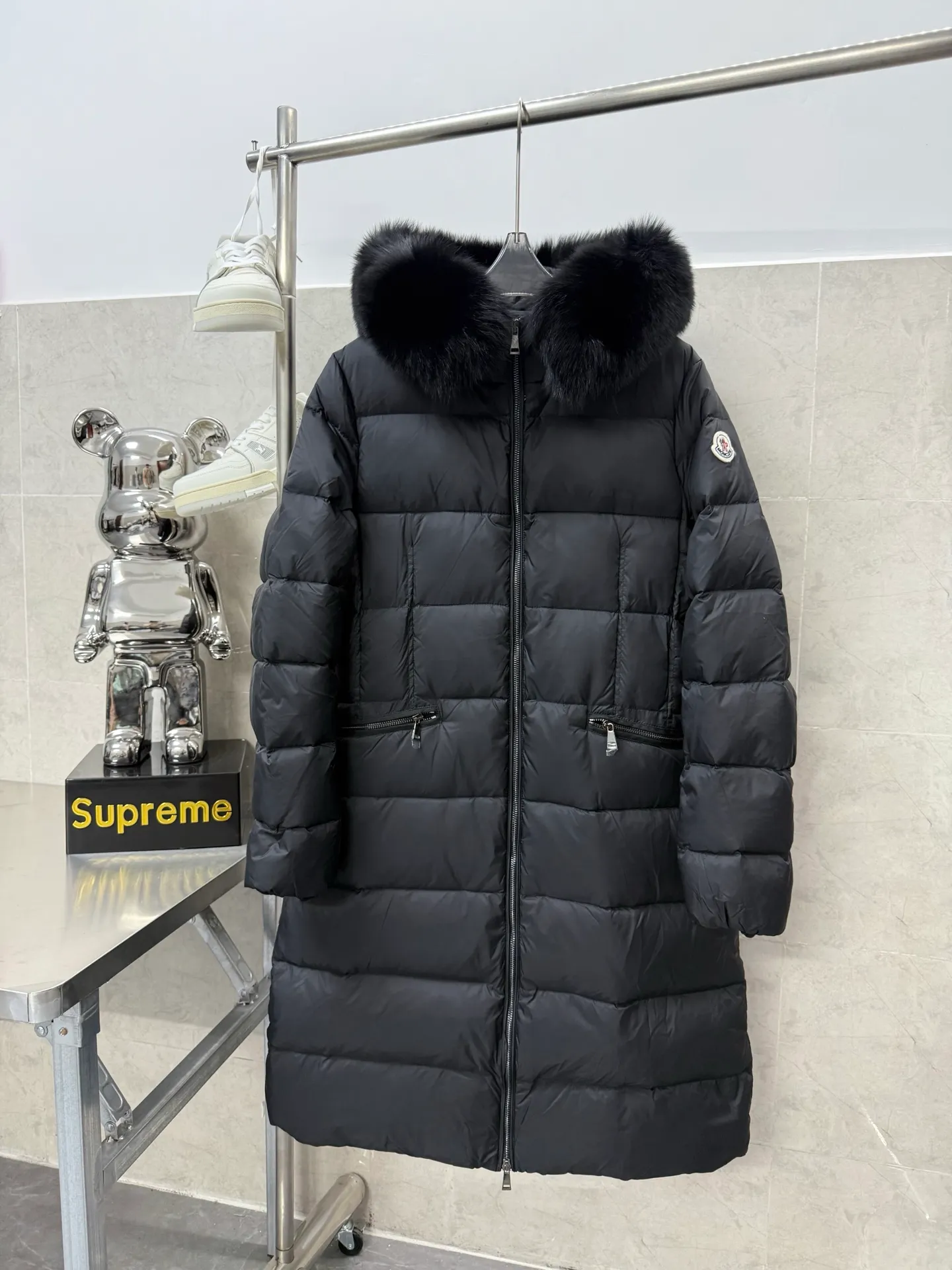 P1100 Moncler Boedic Long Women's Long Top Boedic long down combines exquisite materials and attention to details. Its timeless and elegant fashion design can provide you with a warm and caring wearing experience. The Boedic long down style features a waist-cinching belt to accentuate the feminine silhouette for a stylish winter look. Comfortable hood with rich fleece trim that can be easily removed to suit your mood and weather conditions Size: 1234