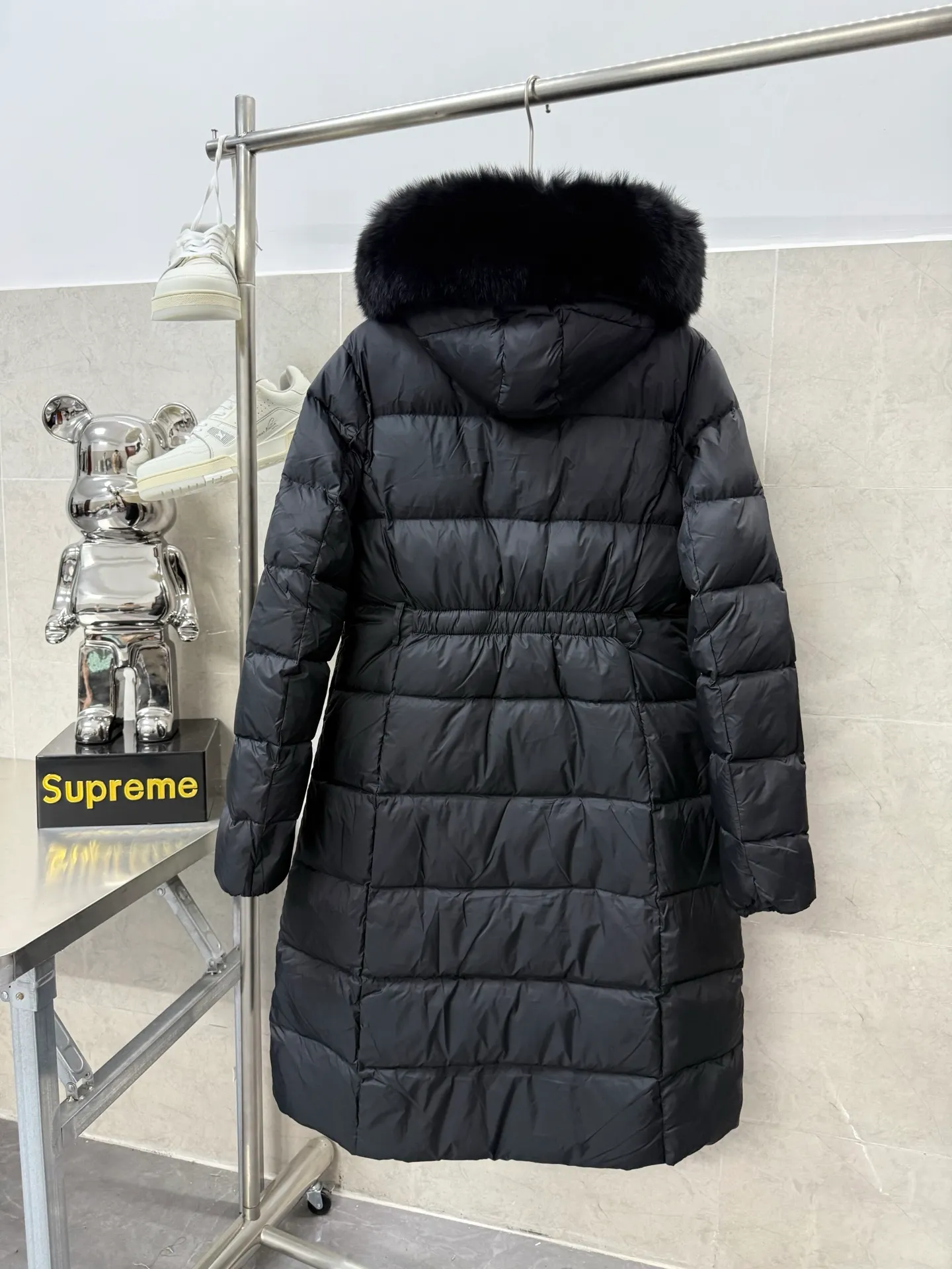 P1100 Moncler Boedic Long Women's Long Top Boedic long down combines exquisite materials and attention to details. Its timeless and elegant fashion design can provide you with a warm and caring wearing experience. The Boedic long down style features a waist-cinching belt to accentuate the feminine silhouette for a stylish winter look. Comfortable hood with rich fleece trim that can be easily removed to suit your mood and weather conditions Size: 1234