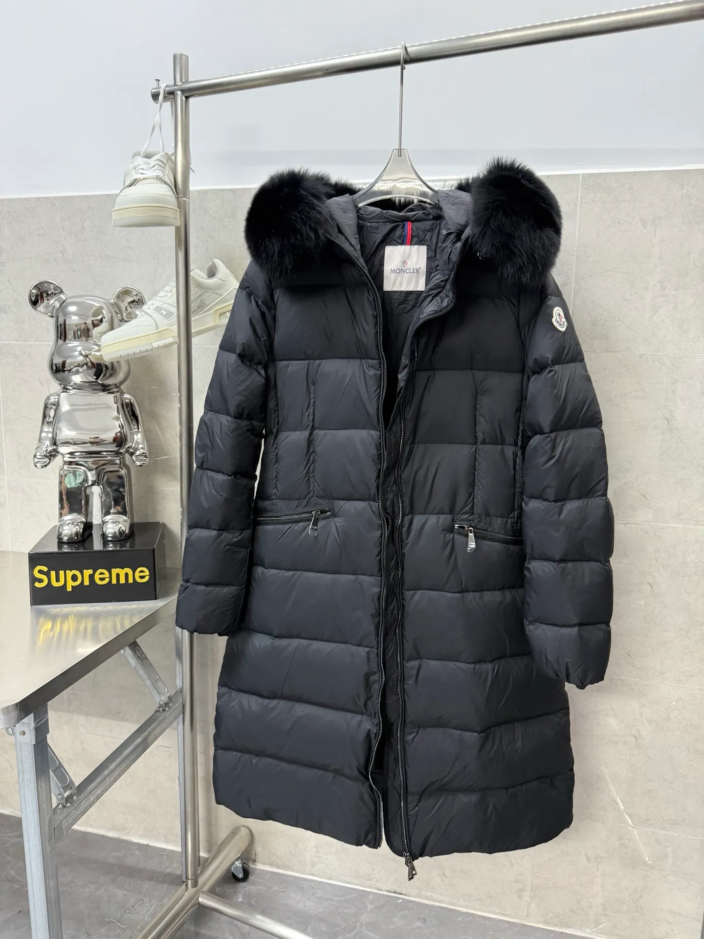 P1100 Moncler Boedic Long Women's Long Top Boedic long down combines exquisite materials and attention to details. Its timeless and elegant fashion design can provide you with a warm and caring wearing experience. The Boedic long down style features a waist-cinching belt to accentuate the feminine silhouette for a stylish winter look. Comfortable hood with rich fleece trim that can be easily removed to suit your mood and weather conditions Size: 1234