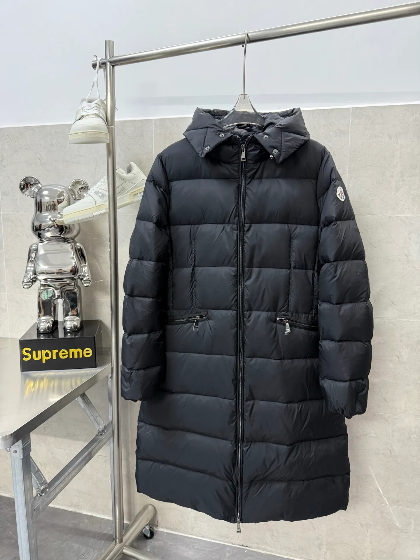 P1100 Moncler Boedic Long Women's Long Top Boedic long down combines exquisite materials and attention to details. Its timeless and elegant fashion design can provide you with a warm and caring wearing experience. The Boedic long down style features a waist-cinching belt to accentuate the feminine silhouette for a stylish winter look. Comfortable hood with rich fleece trim that can be easily removed to suit your mood and weather conditions Size: 1234