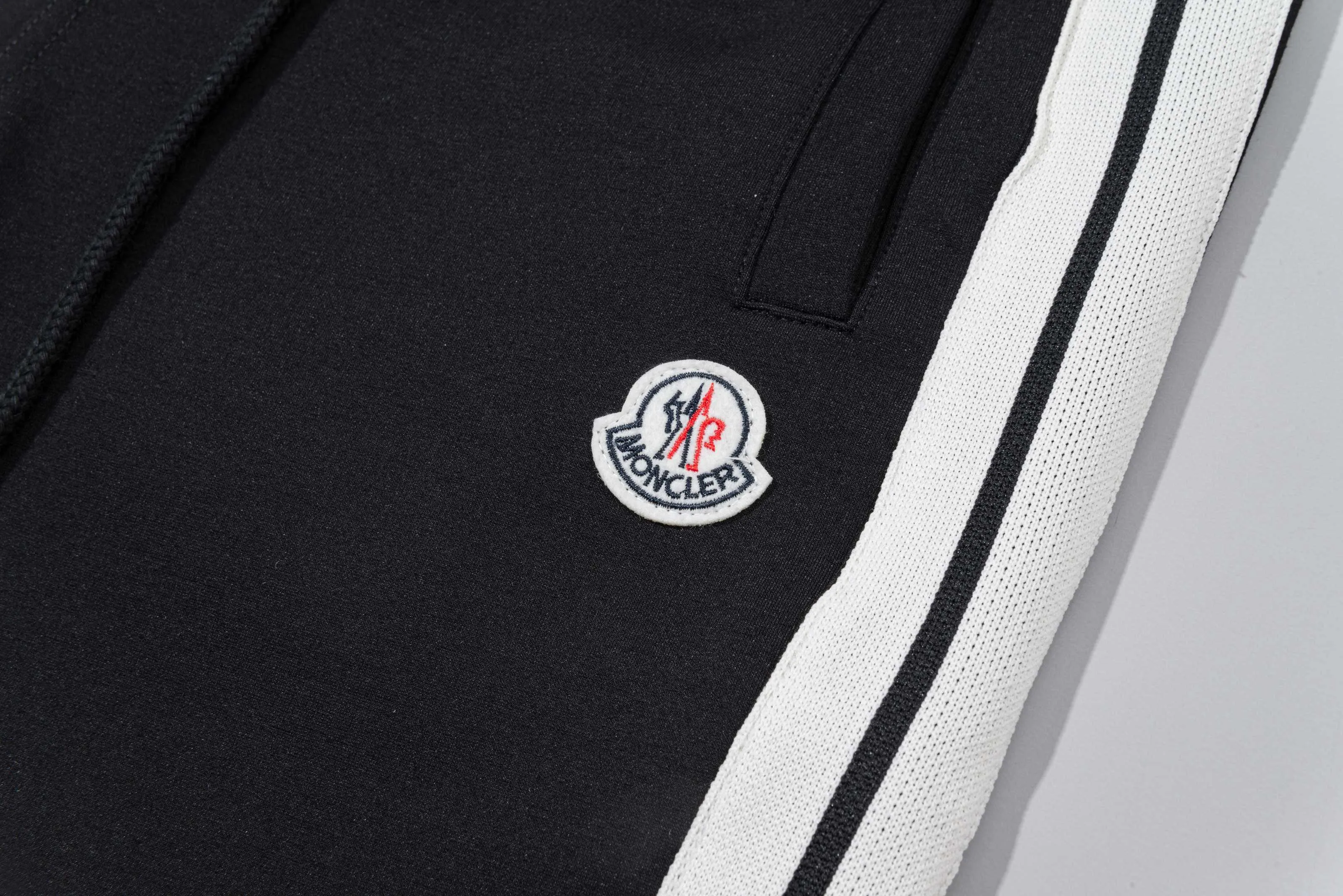 P230 MONCLER/muzzle Customized fabric suit casual sweatpants Simple side webbing splicing craftsmanship small chapter logo LOGO Official synchronization High version High quality Fashion personality Versatile trend Pure original quality Original fabric Hang tag Collar label Washed wheat Complete three standards Color: Black. Blue. Gray. Size: S-2XL