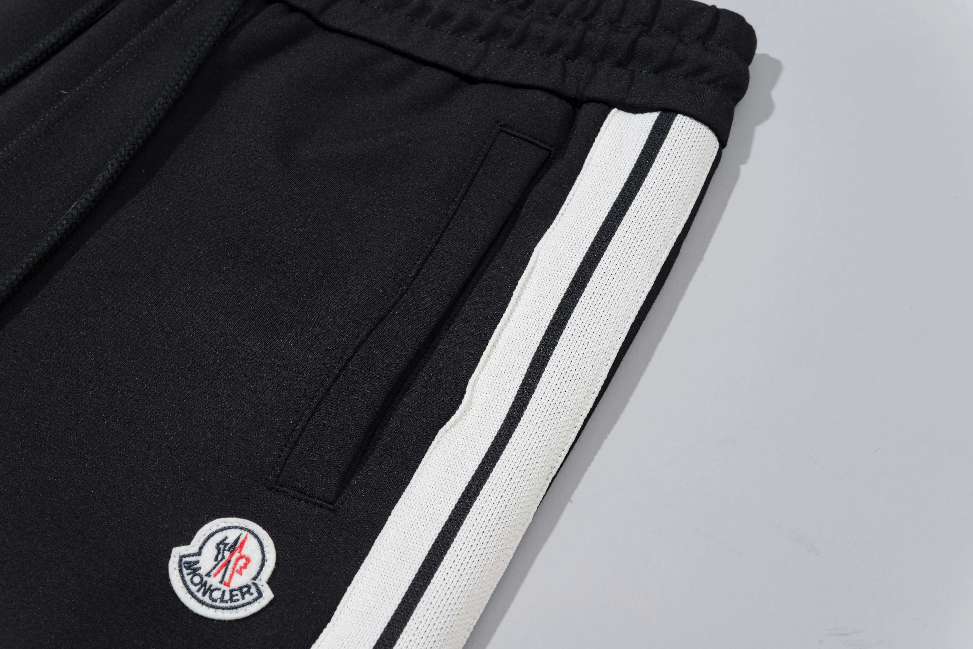 P230 MONCLER/muzzle Customized fabric suit casual sweatpants Simple side webbing splicing craftsmanship small chapter logo LOGO Official synchronization High version High quality Fashion personality Versatile trend Pure original quality Original fabric Hang tag Collar label Washed wheat Complete three standards Color: Black. Blue. Gray. Size: S-2XL