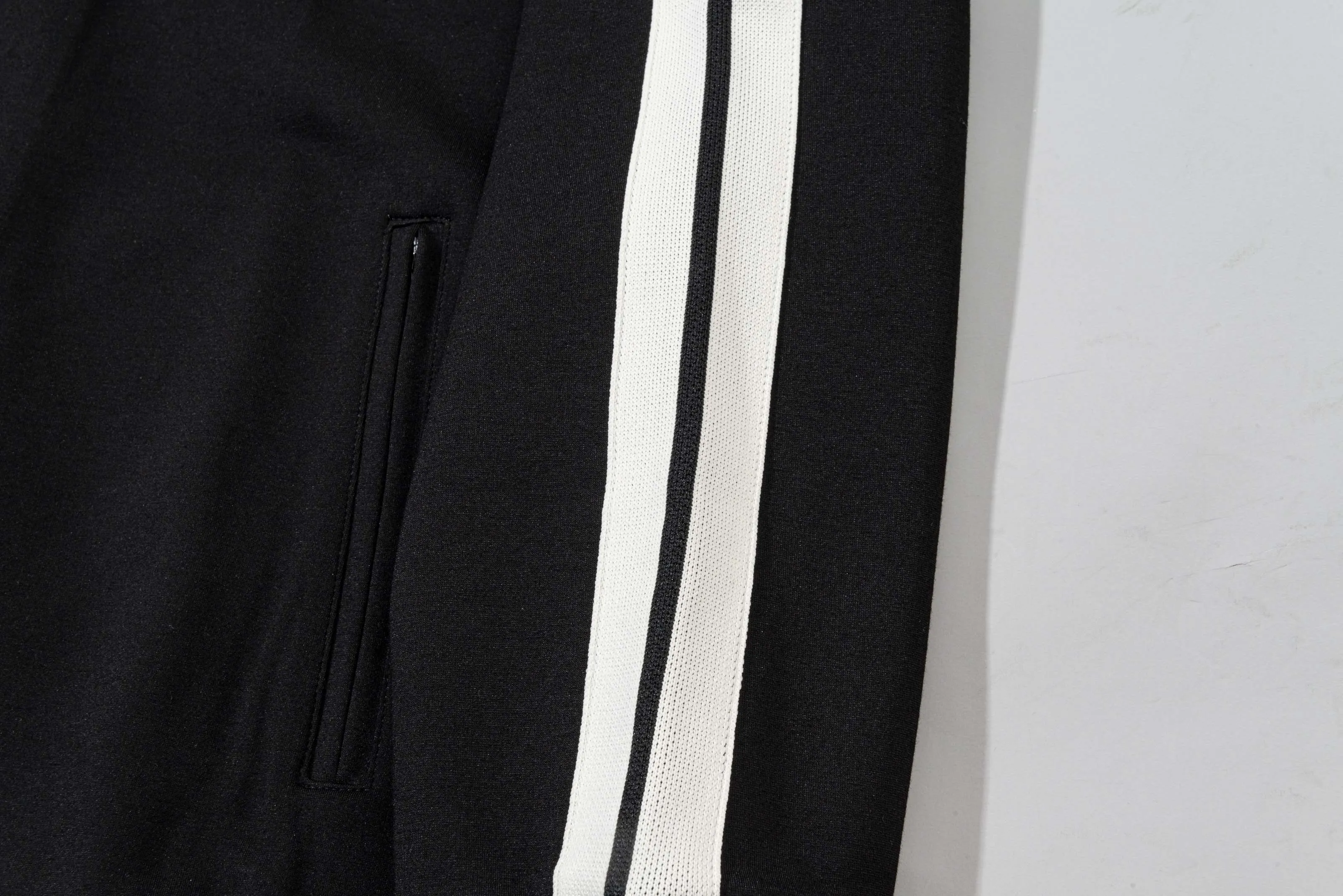 P230 MONCLER/muzzle Customized fabric suit casual sweatpants Simple side webbing splicing craftsmanship small chapter logo LOGO Official synchronization High version High quality Fashion personality Versatile trend Pure original quality Original fabric Hang tag Collar label Washed wheat Complete three standards Color: Black. Blue. Gray. Size: S-2XL