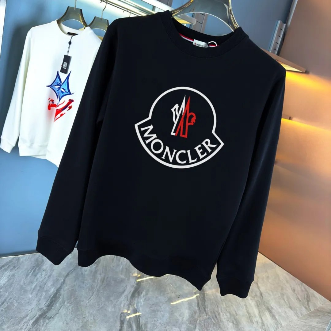 P210 high version sweatshirt) 📦With exclusive picture packaging📦 [Long-term ready stock] Upgraded version "Mobile phone smart sensor ~ NFC chip armband ~ Direct access to the official website anti-counterfeiting" 〖 𝐌𝐎𝐍𝐂𝐋𝐄𝐑 ~ Mouth covering〗 2025 new high quality, using 450g heavyweight fabric Different from the market currency, you can mix and match everything at will and you will be handsome😎The whole clothes is made of double waistcoats. The double waistcoats make the whole dress more three-dimensional. It is not an ordinary factory that can do such fine work. 2025 autumn and winter new style, on sale at the counter, exquisite printed round neck terry sweatshirt. High-end double-ply cotton. Customized stretch ribs are dyed in the same vat. Three standards are complete. It is matched with digital printing patterns and is very breathable. Same style for men and women. Color: black, white, apricot. Size: S M L XL 2XL