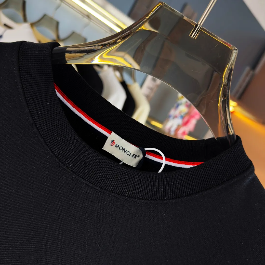 P210 high version sweatshirt) 📦With exclusive picture packaging📦 [Long-term ready stock] Upgraded version "Mobile phone smart sensor ~ NFC chip armband ~ Direct access to the official website anti-counterfeiting" 〖 𝐌𝐎𝐍𝐂𝐋𝐄𝐑 ~ Mouth covering〗 2025 new high quality, using 450g heavyweight fabric Different from the market currency, you can mix and match everything at will and you will be handsome😎The whole clothes is made of double waistcoats. The double waistcoats make the whole dress more three-dimensional. It is not an ordinary factory that can do such fine work. 2025 autumn and winter new style, on sale at the counter, exquisite printed round neck terry sweatshirt. High-end double-ply cotton. Customized stretch ribs are dyed in the same vat. Three standards are complete. It is matched with digital printing patterns and is very breathable. Same style for men and women. Color: black, white, apricot. Size: S M L XL 2XL