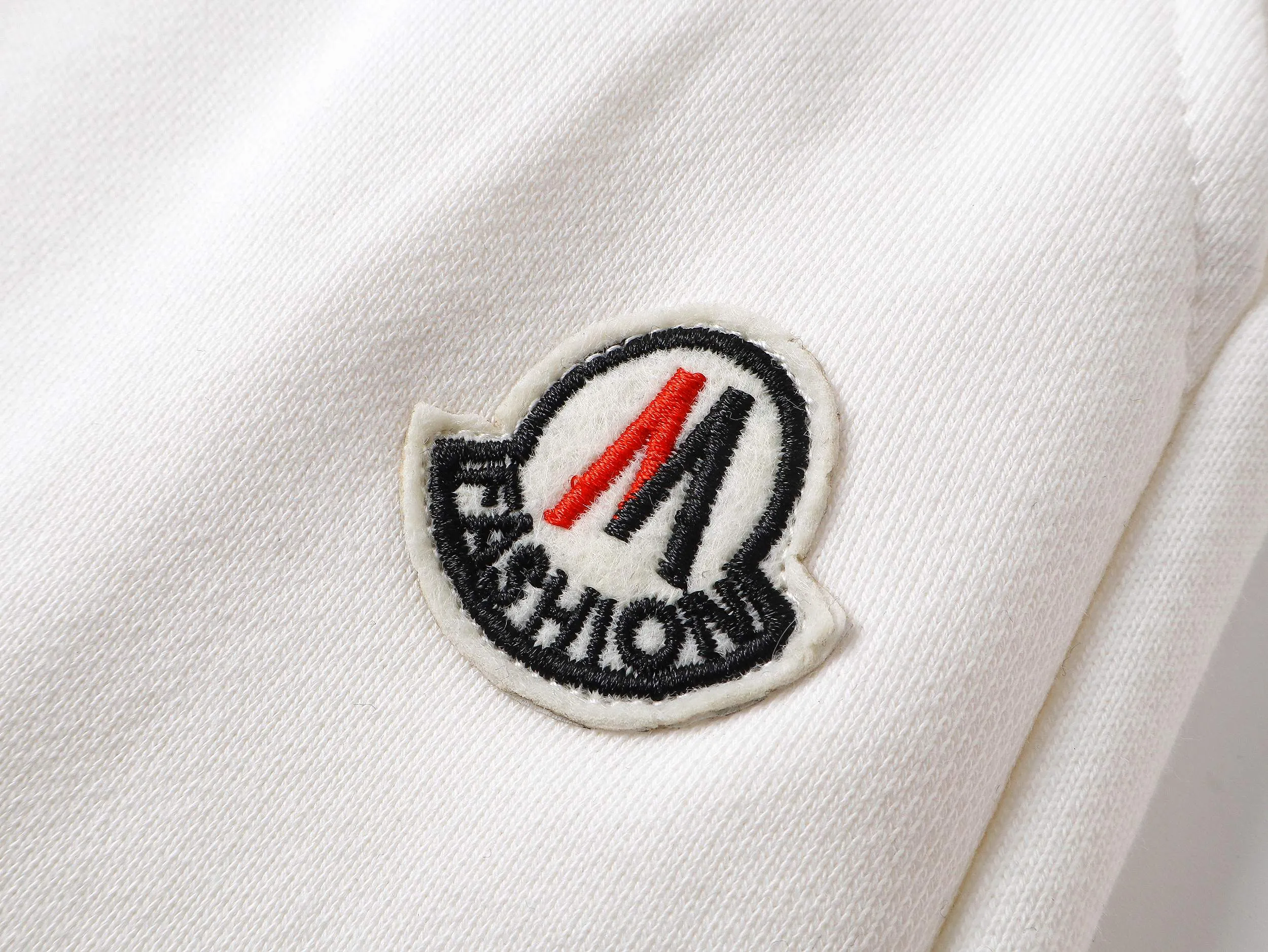 P180 high version of the MONCLER classic small label shorts. Made of 360g pure cotton custom fabric, embroidered logo, custom hardware zipper, compact and three-dimensional shape, straight stripe splicing, custom trouser cord hardware with strong texture and smoothness, comfortable and breathable upper body, concave and convex three-dimensional sense, fashionable and casual wear. Color: Black White Size: XS-L