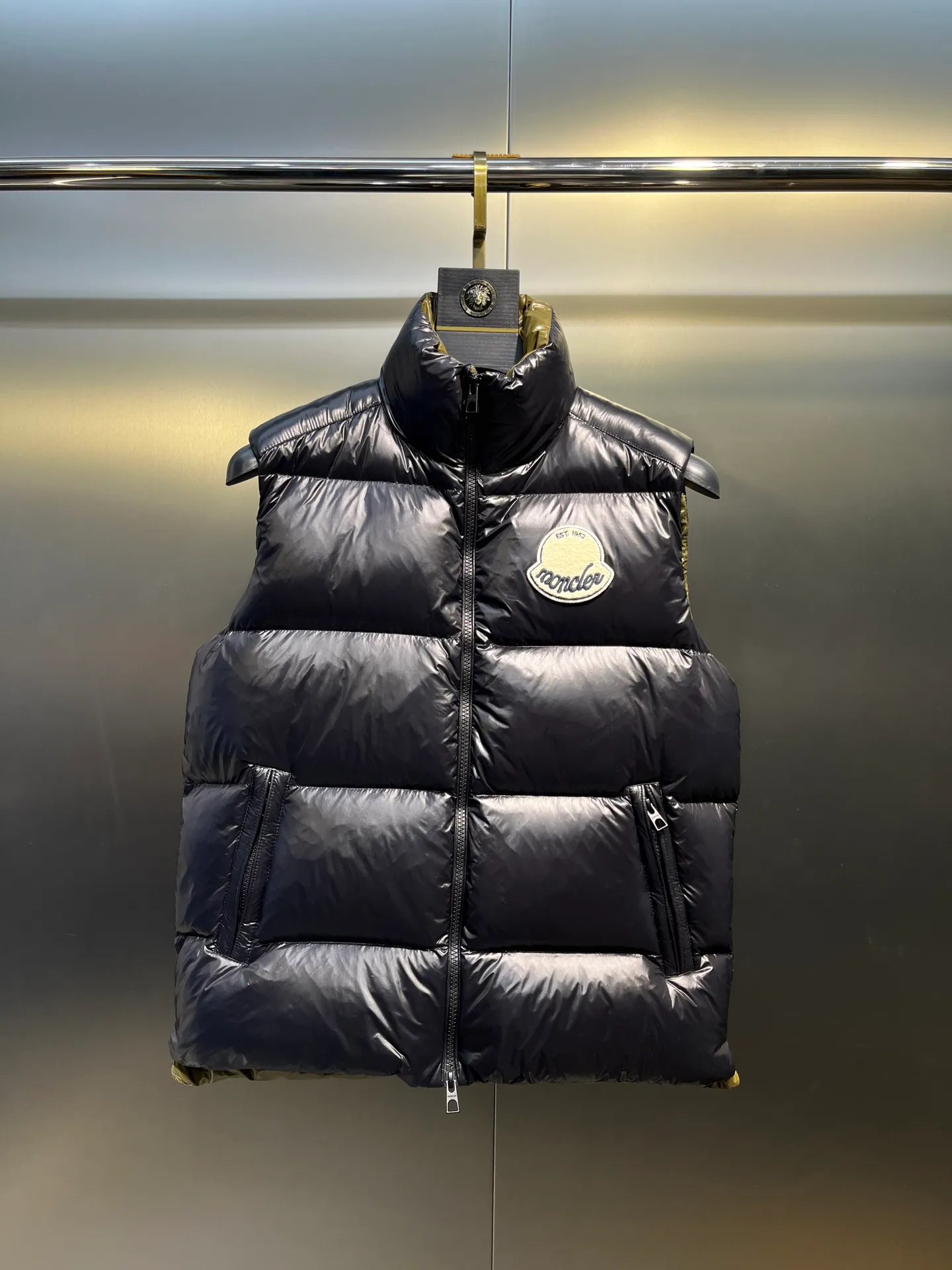 P640 moncler 🌟 Big logo vest two-color photo Moner Moncler's new early autumn product Lipsi men's down vest, interpreting Moner's classic design, is a must-have item for the seasonal wardrobe. Crafted from lightweight, functional lon laque fabric, it has a contrast lining for a lively look. Style number: Big label vest Size: 12345 Color: off-white black
