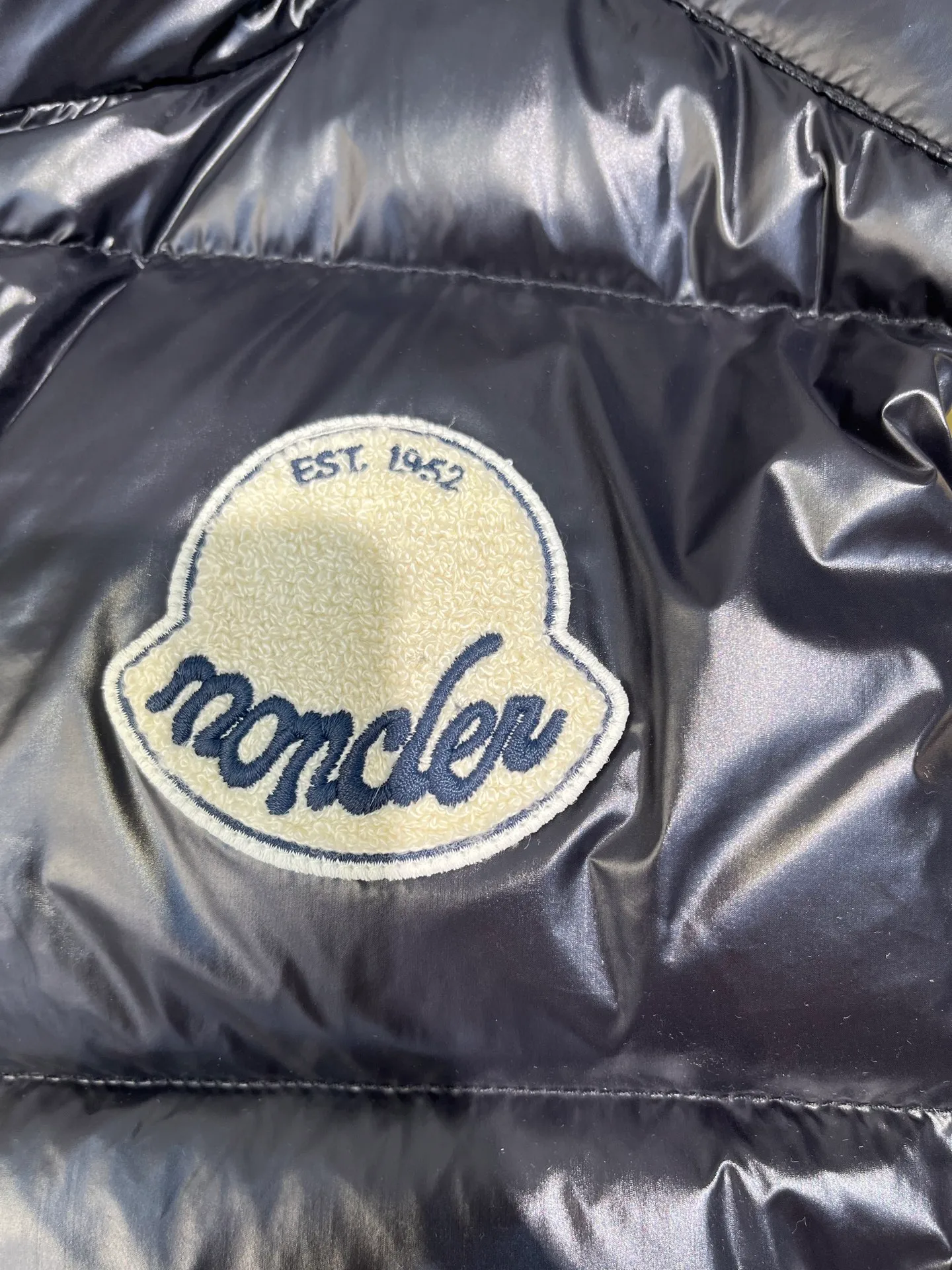 P640 moncler 🌟 Big logo vest two-color photo Moner Moncler's new early autumn product Lipsi men's down vest, interpreting Moner's classic design, is a must-have item for the seasonal wardrobe. Crafted from lightweight, functional lon laque fabric, it has a contrast lining for a lively look. Style number: Big label vest Size: 12345 Color: off-white black