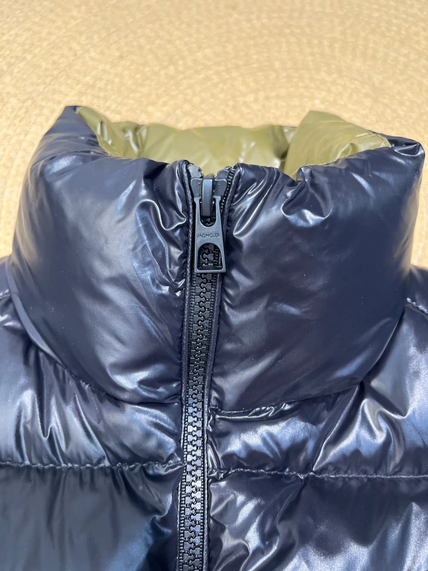 P640 moncler 🌟 Big logo vest two-color photo Moner Moncler's new early autumn product Lipsi men's down vest, interpreting Moner's classic design, is a must-have item for the seasonal wardrobe. Crafted from lightweight, functional lon laque fabric, it has a contrast lining for a lively look. Style number: Big label vest Size: 12345 Color: off-white black