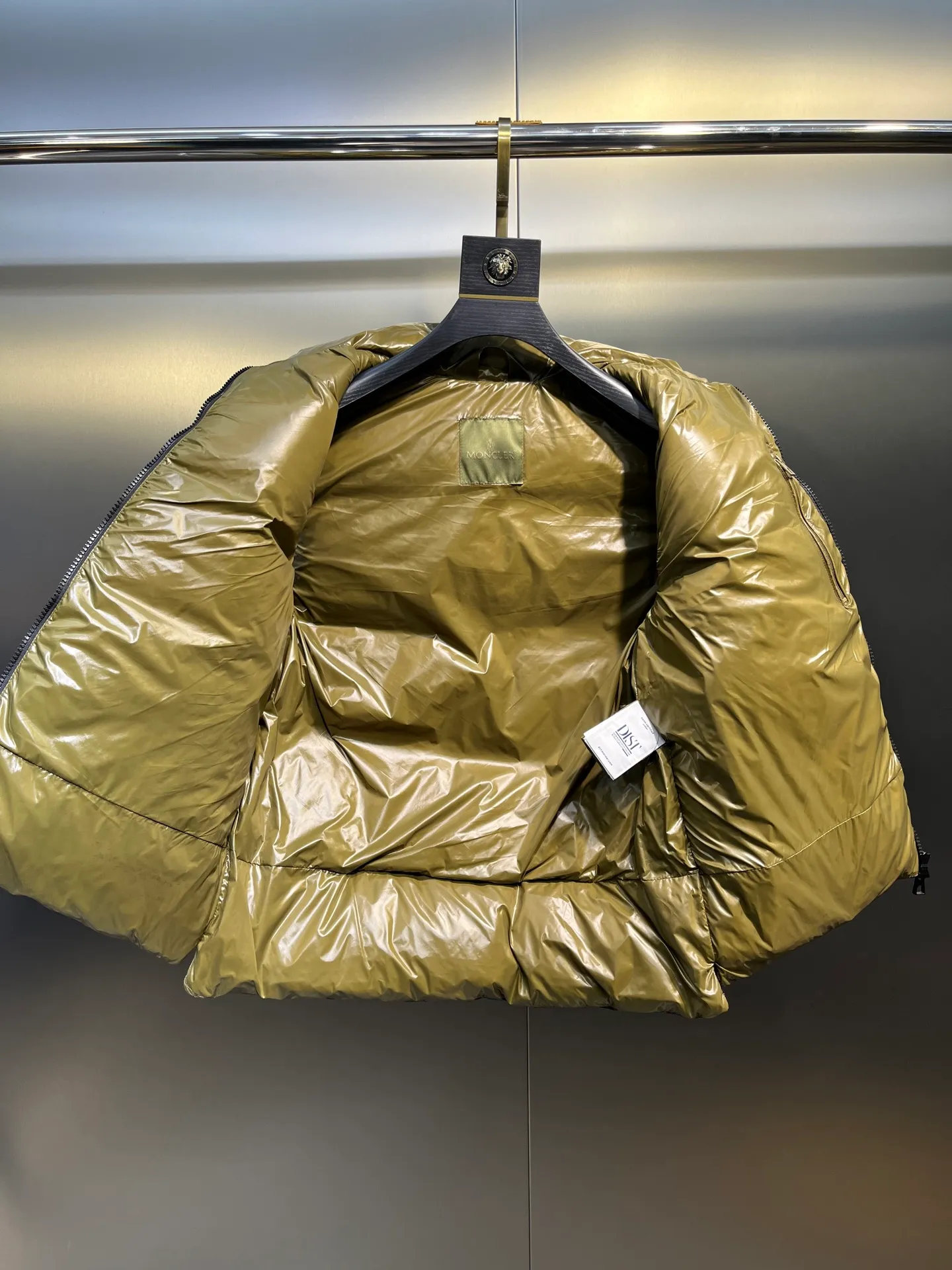 P640 moncler 🌟 Big logo vest two-color photo Moner Moncler's new early autumn product Lipsi men's down vest, interpreting Moner's classic design, is a must-have item for the seasonal wardrobe. Crafted from lightweight, functional lon laque fabric, it has a contrast lining for a lively look. Style number: Big label vest Size: 12345 Color: off-white black