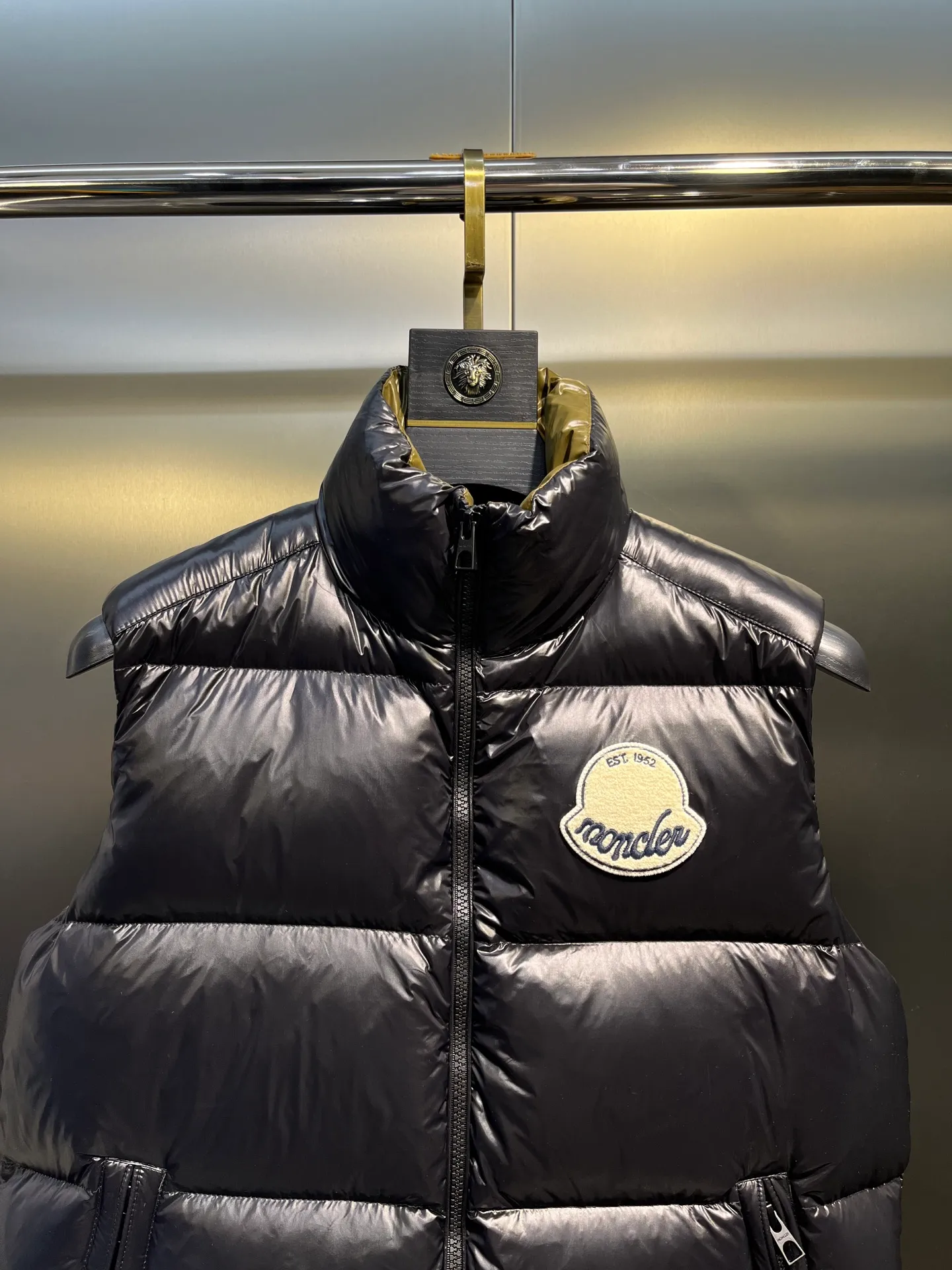 P640 moncler 🌟 Big logo vest two-color photo Moner Moncler's new early autumn product Lipsi men's down vest, interpreting Moner's classic design, is a must-have item for the seasonal wardrobe. Crafted from lightweight, functional lon laque fabric, it has a contrast lining for a lively look. Style number: Big label vest Size: 12345 Color: off-white black