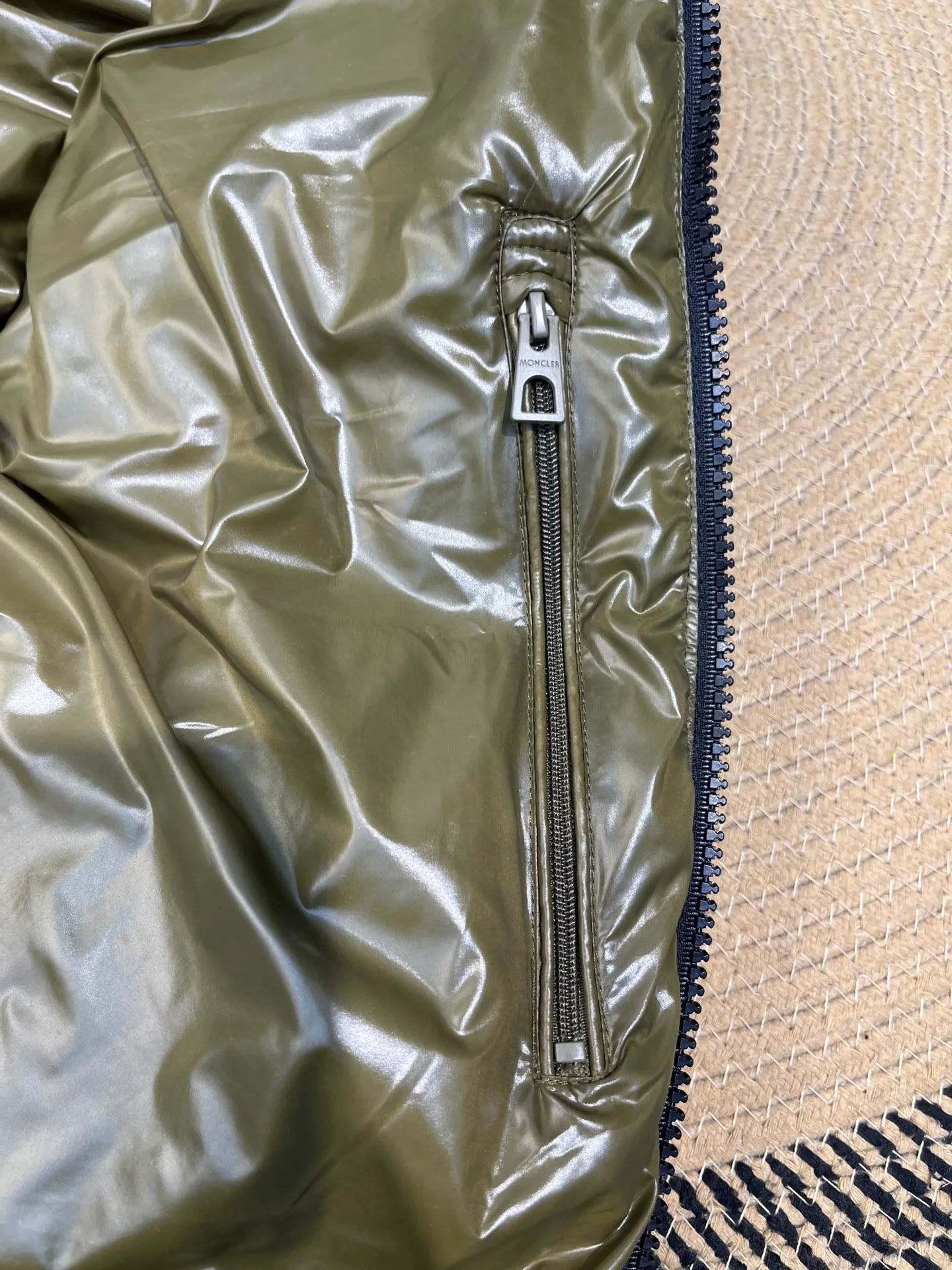 P640 moncler 🌟 Big logo vest two-color photo Moner Moncler's new early autumn product Lipsi men's down vest, interpreting Moner's classic design, is a must-have item for the seasonal wardrobe. Crafted from lightweight, functional lon laque fabric, it has a contrast lining for a lively look. Style number: Big label vest Size: 12345 Color: off-white black
